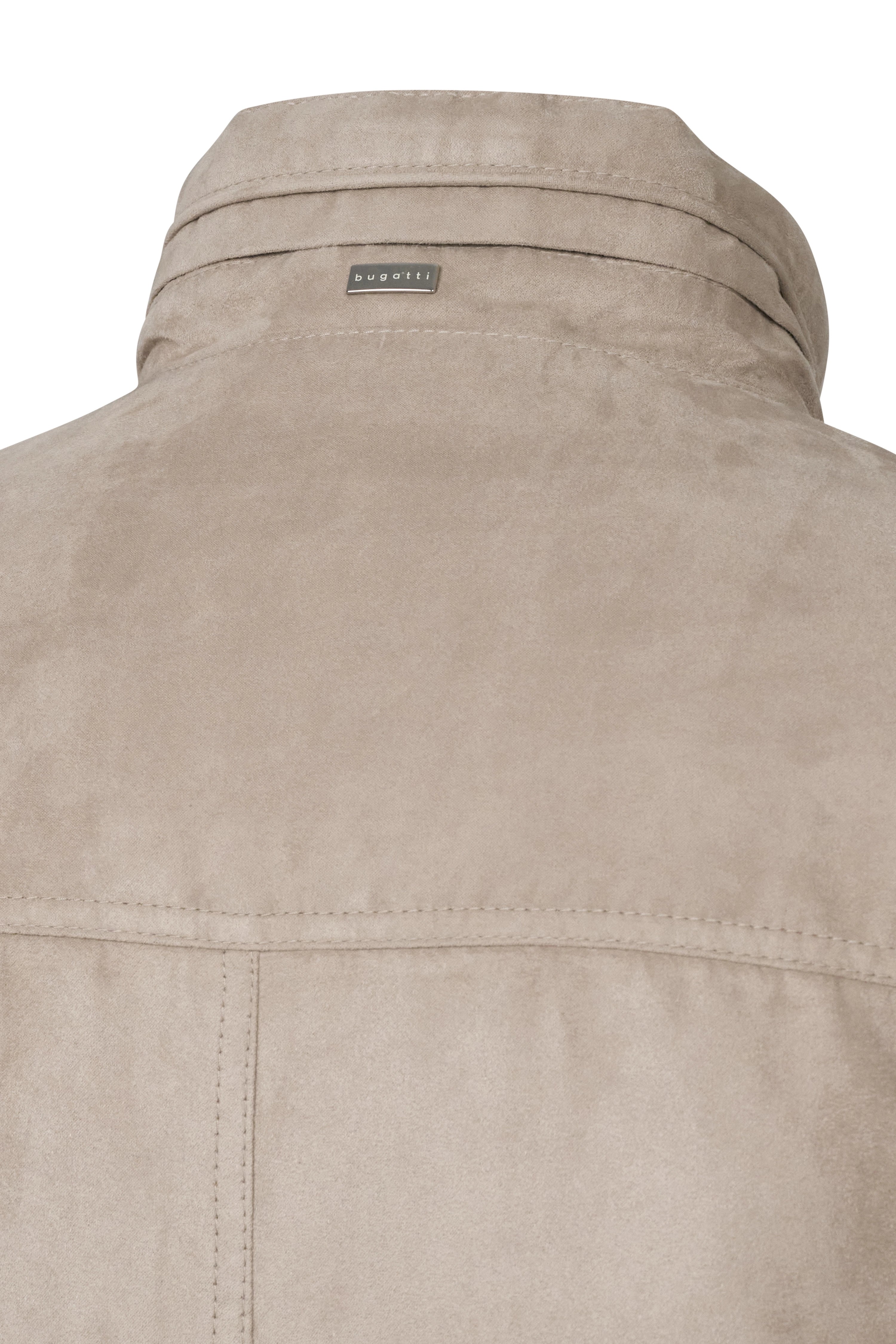 Beige bugatti Jackenrückansicht mit Kragen und Logo, Detailaufnahme.