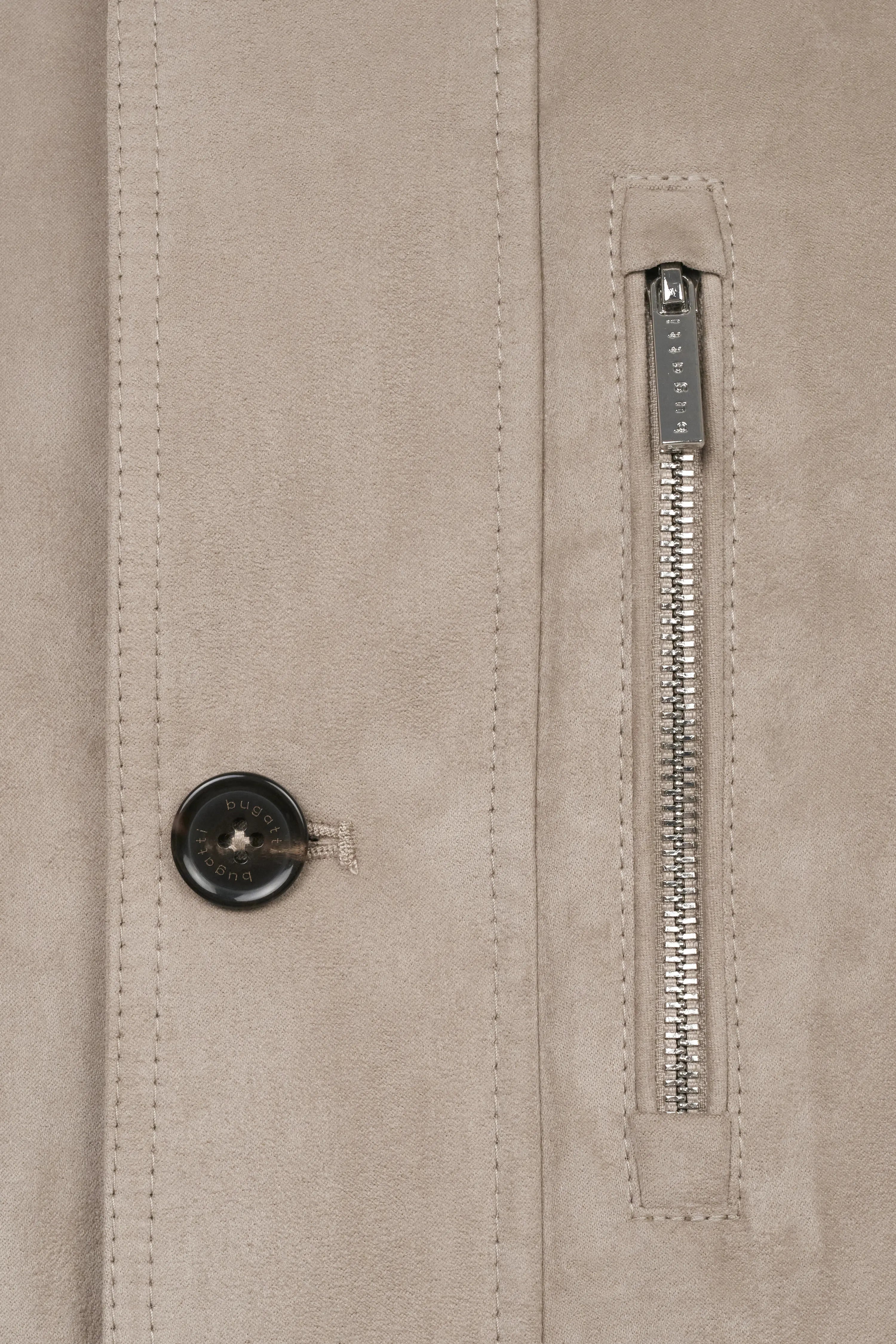 Nahaufnahme einer beigen bugatti Jacke mit Knopf und Reißverschluss, Stoffdetail.