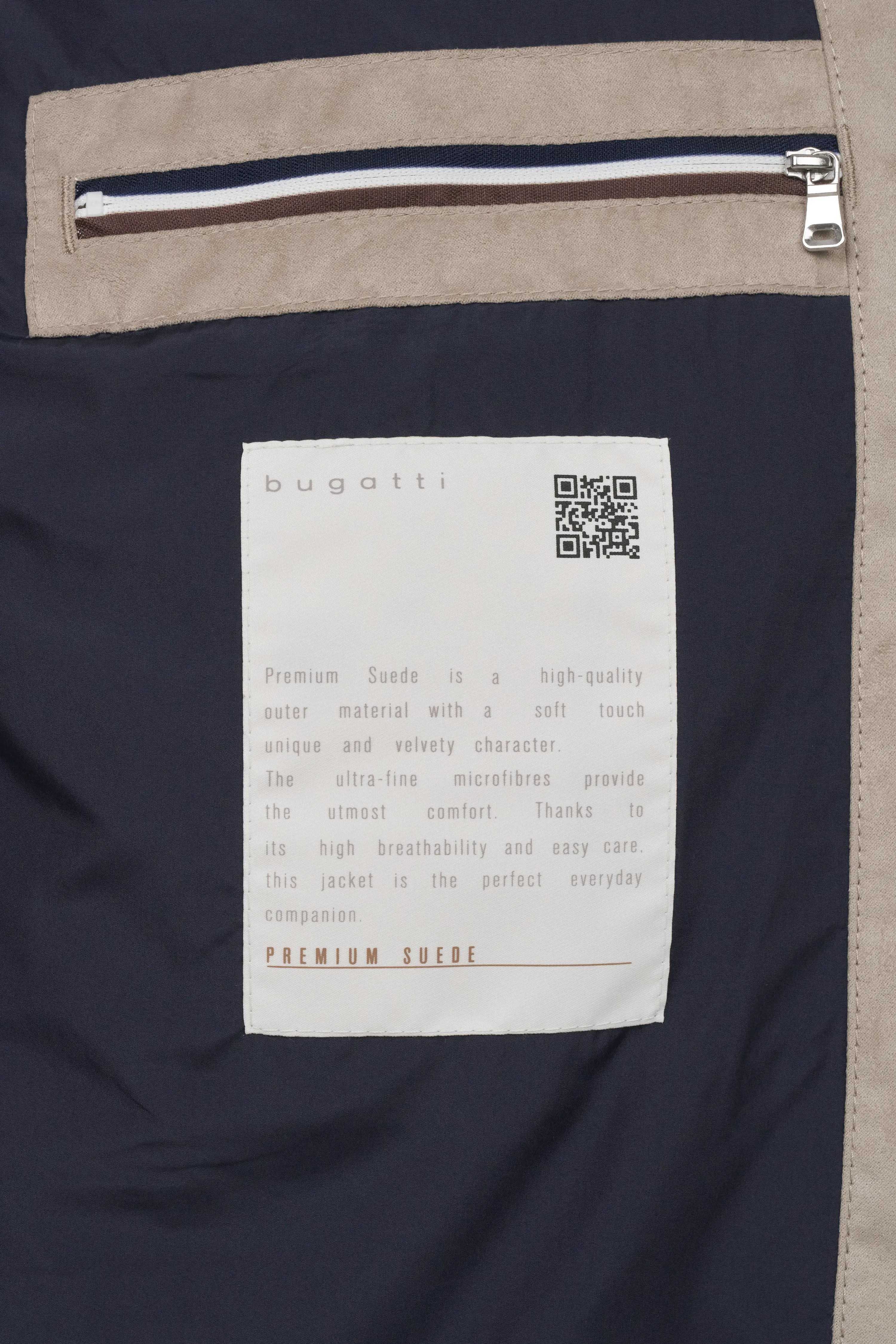 Innenansicht einer bugatti Jacke mit beigem und dunkelblauem Design, QR-Code und Etikett aus Premium Suede.