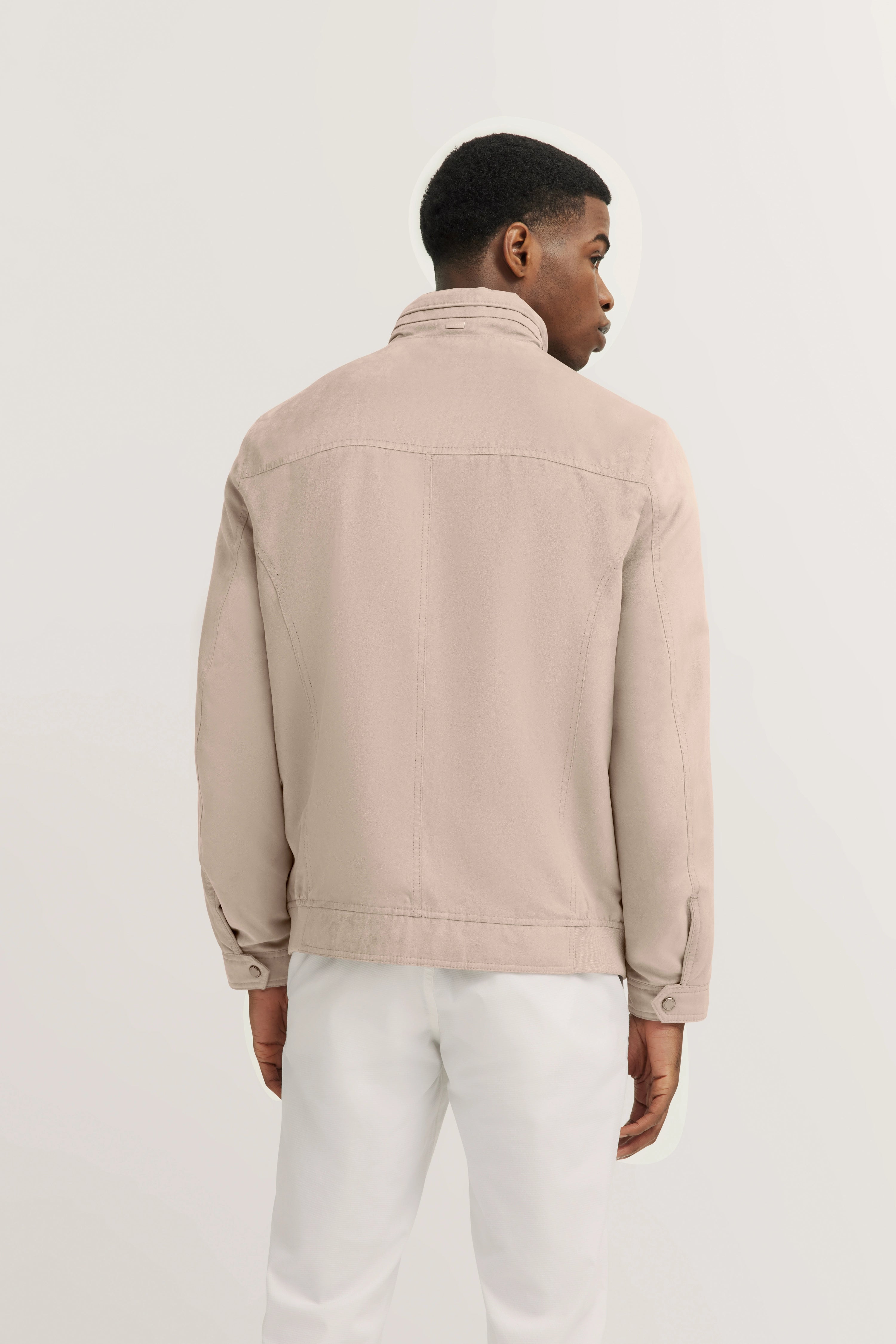 Beige bugatti Jacke und weiße Hose, Rückansicht, lässiges Modelbild.