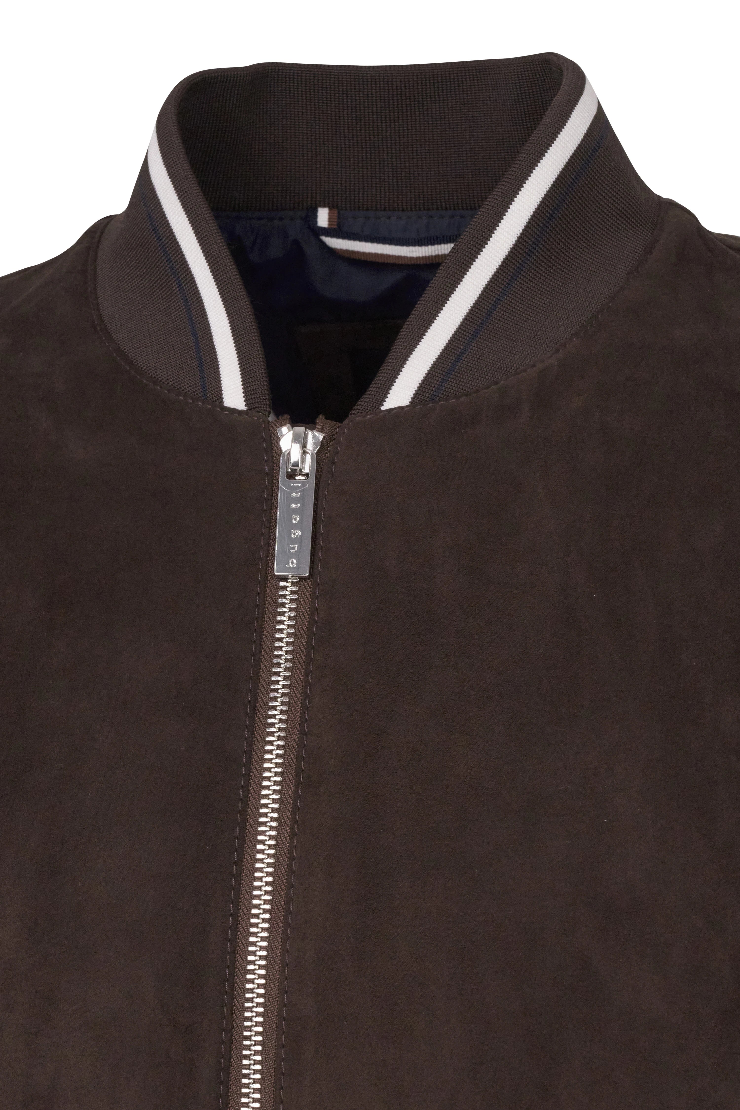 Braune bugatti Bomberjacke aus Wildleder mit gestreiftem Kragen, Büstenaufnahme.