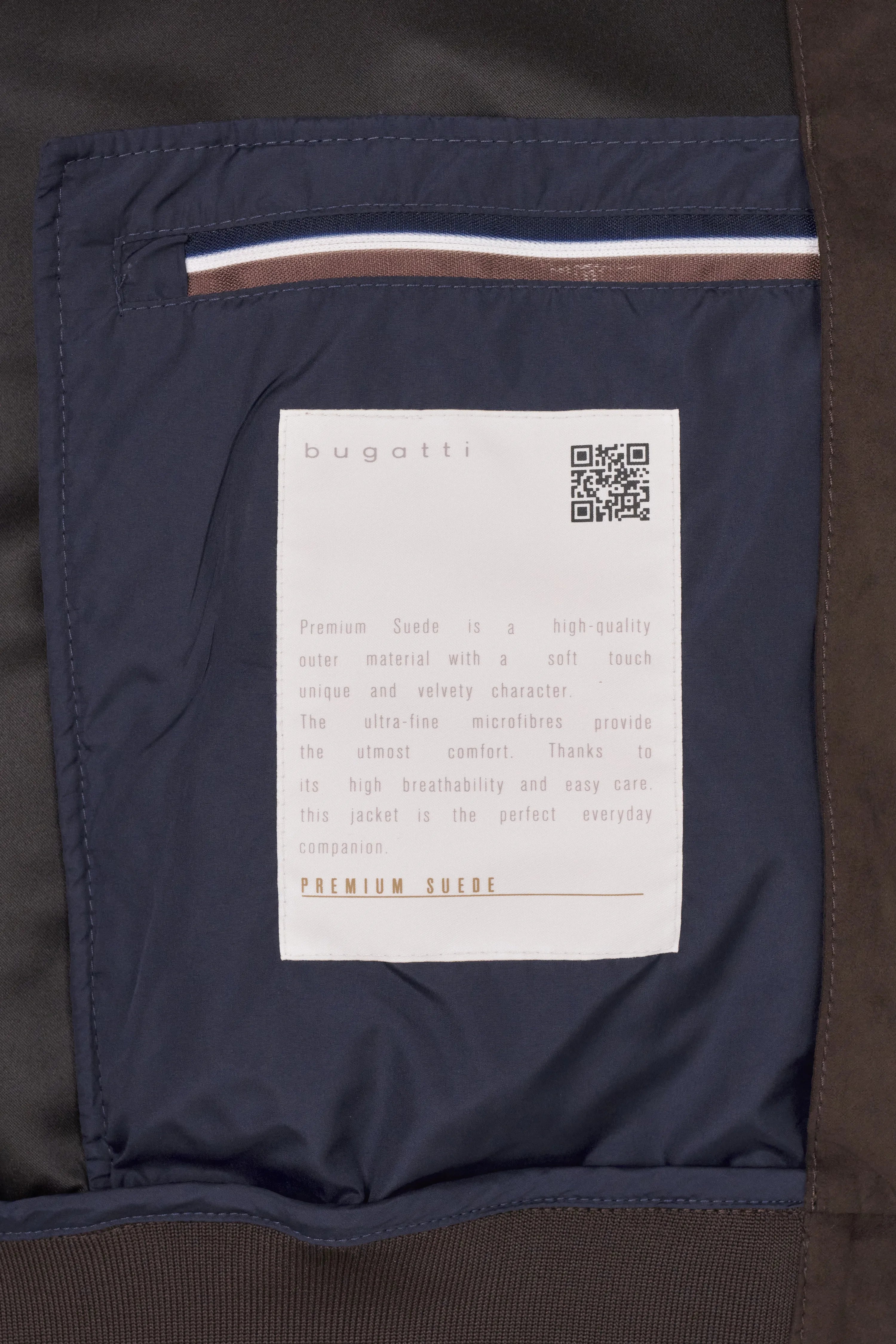 Innenansicht einer bugatti Jacke aus hochwertigem Premium Suede mit Etikett und QR-Code.