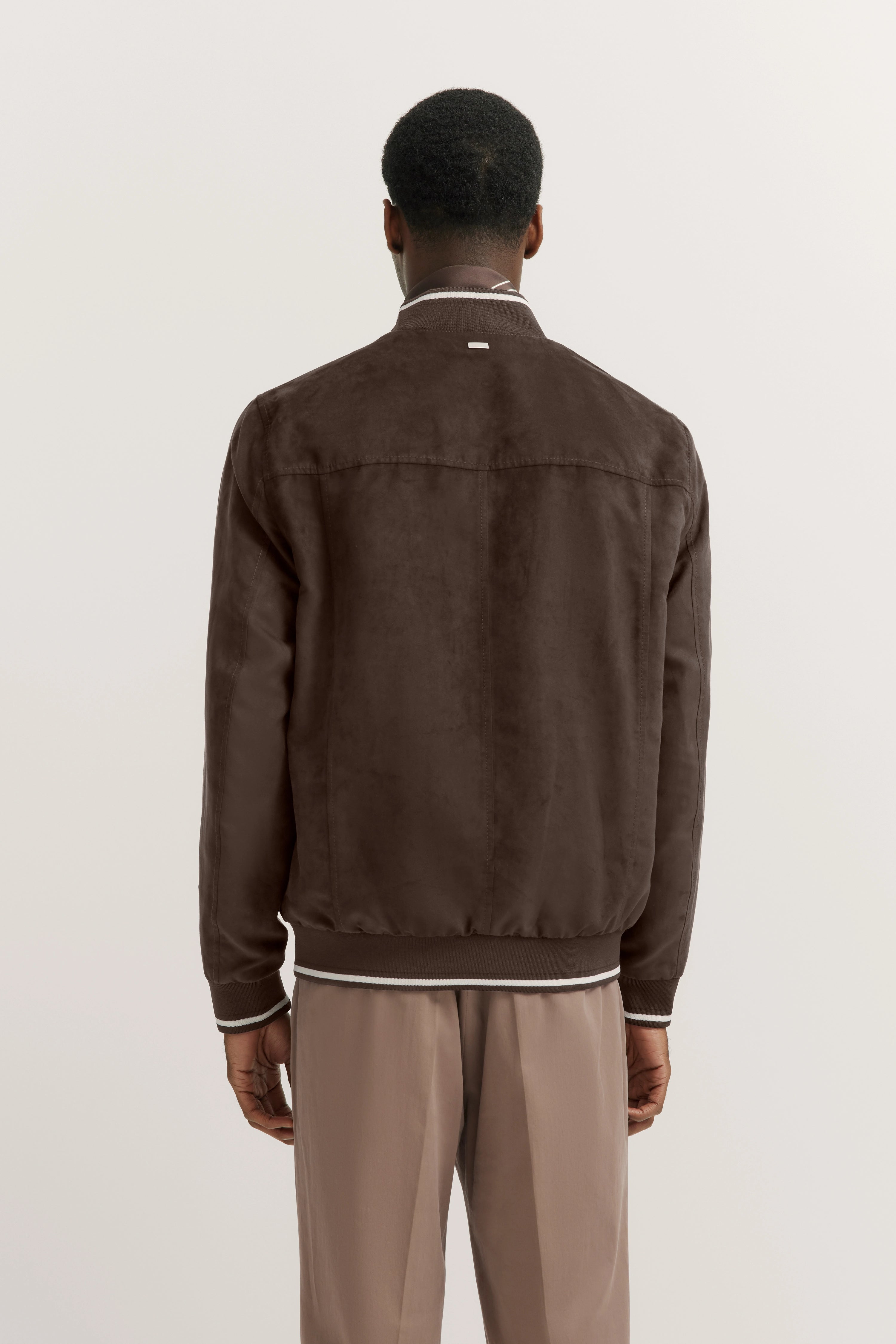 Bugatti braune Jacke, Rückansicht, legeres Modelbild, entspannte Haltung.