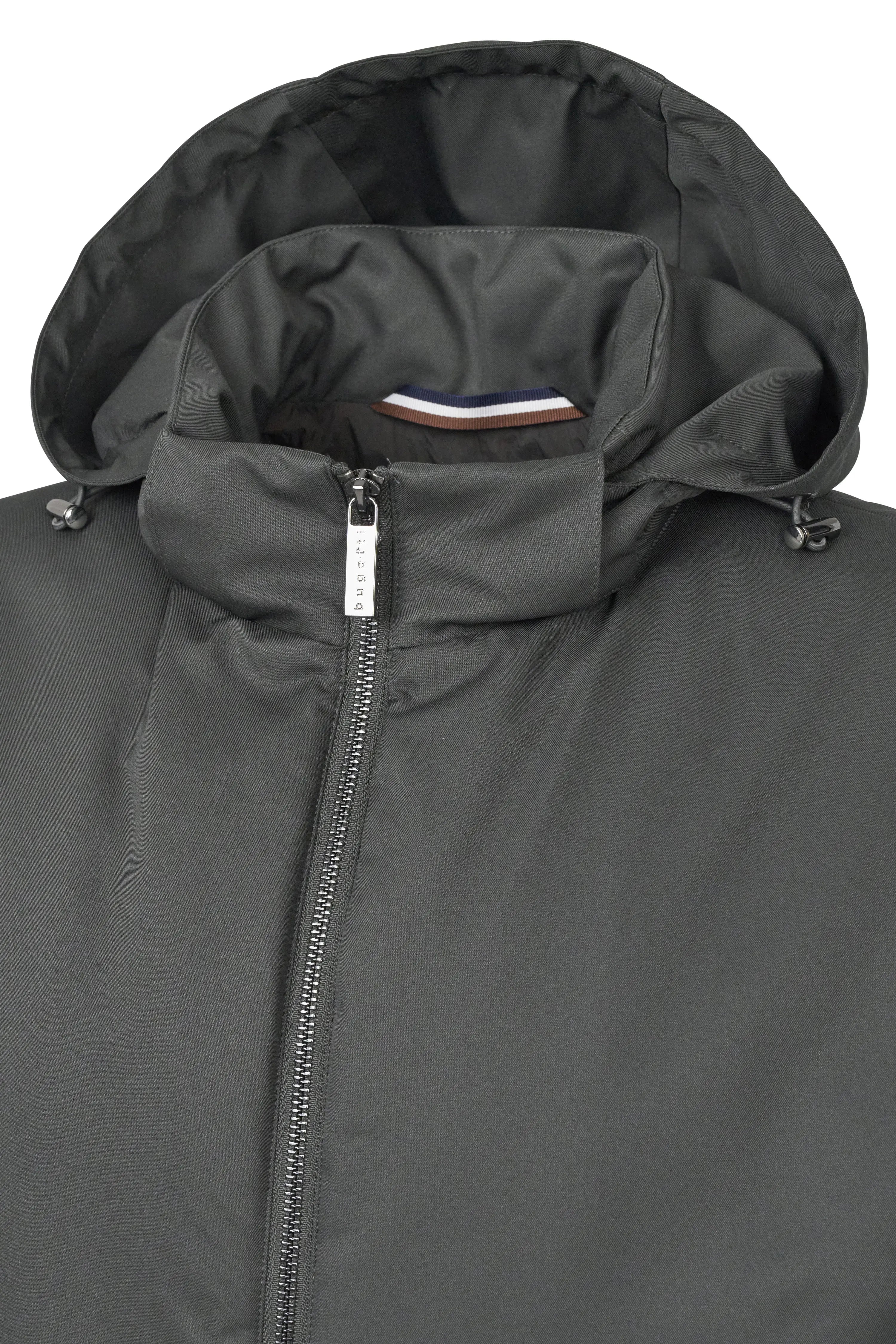 Zwarte bugatti jas, detailopname met capuchon en rits, busteweergave.