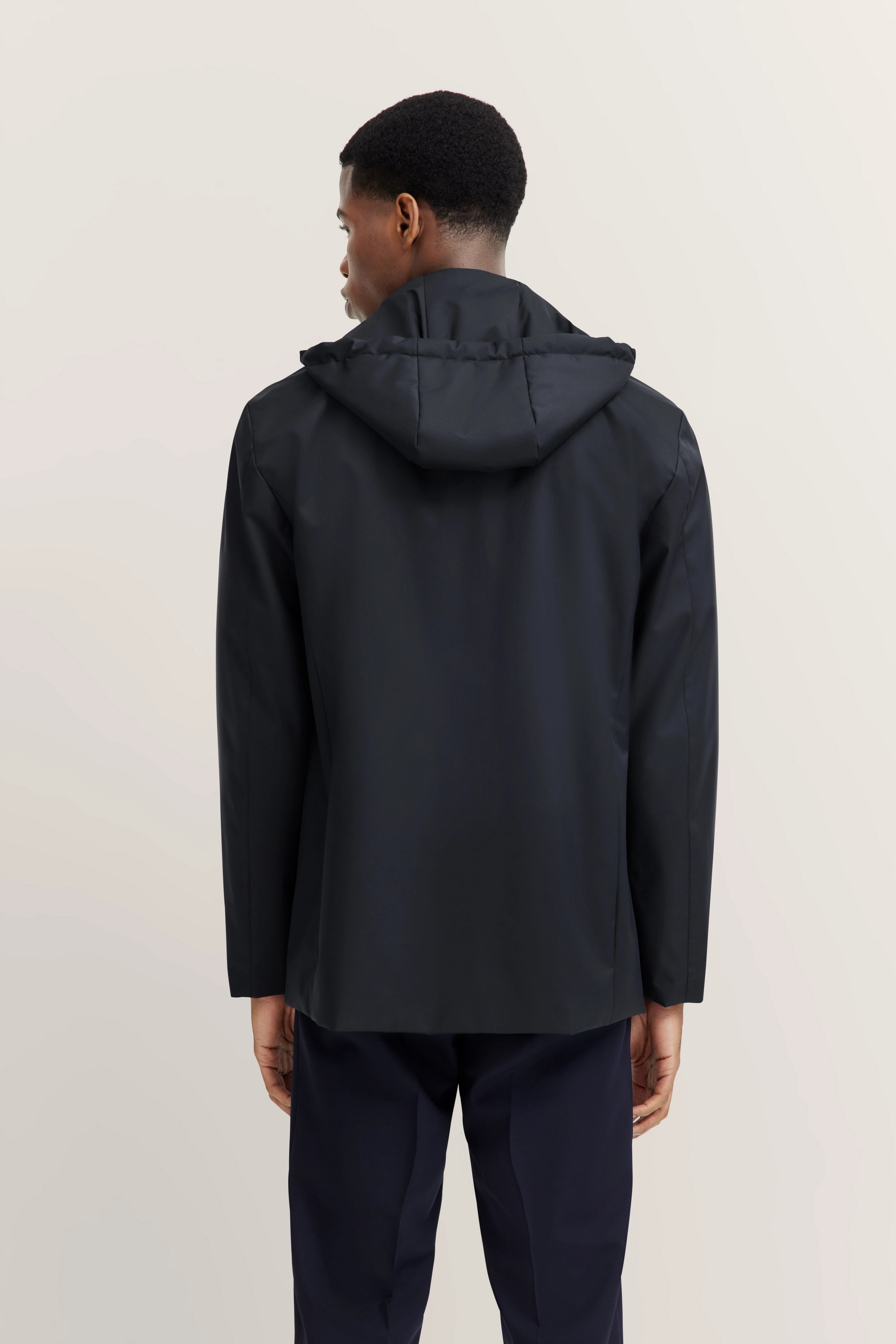 Zwarte bugatti jas, achterkant, casual modelbeeld.