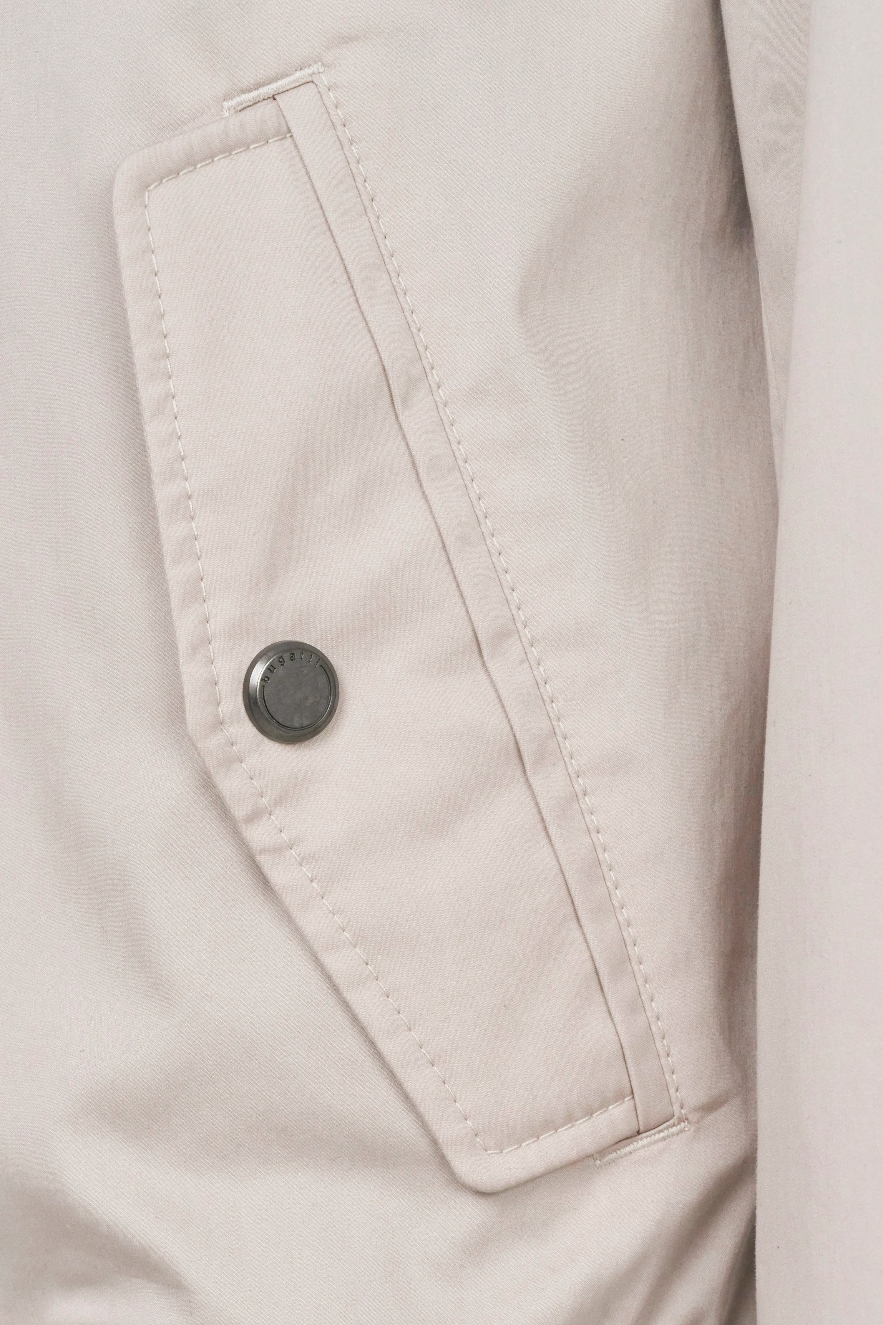 Beige bugatti Jacke, Detailaufnahme mit Knopf, legeres Design.