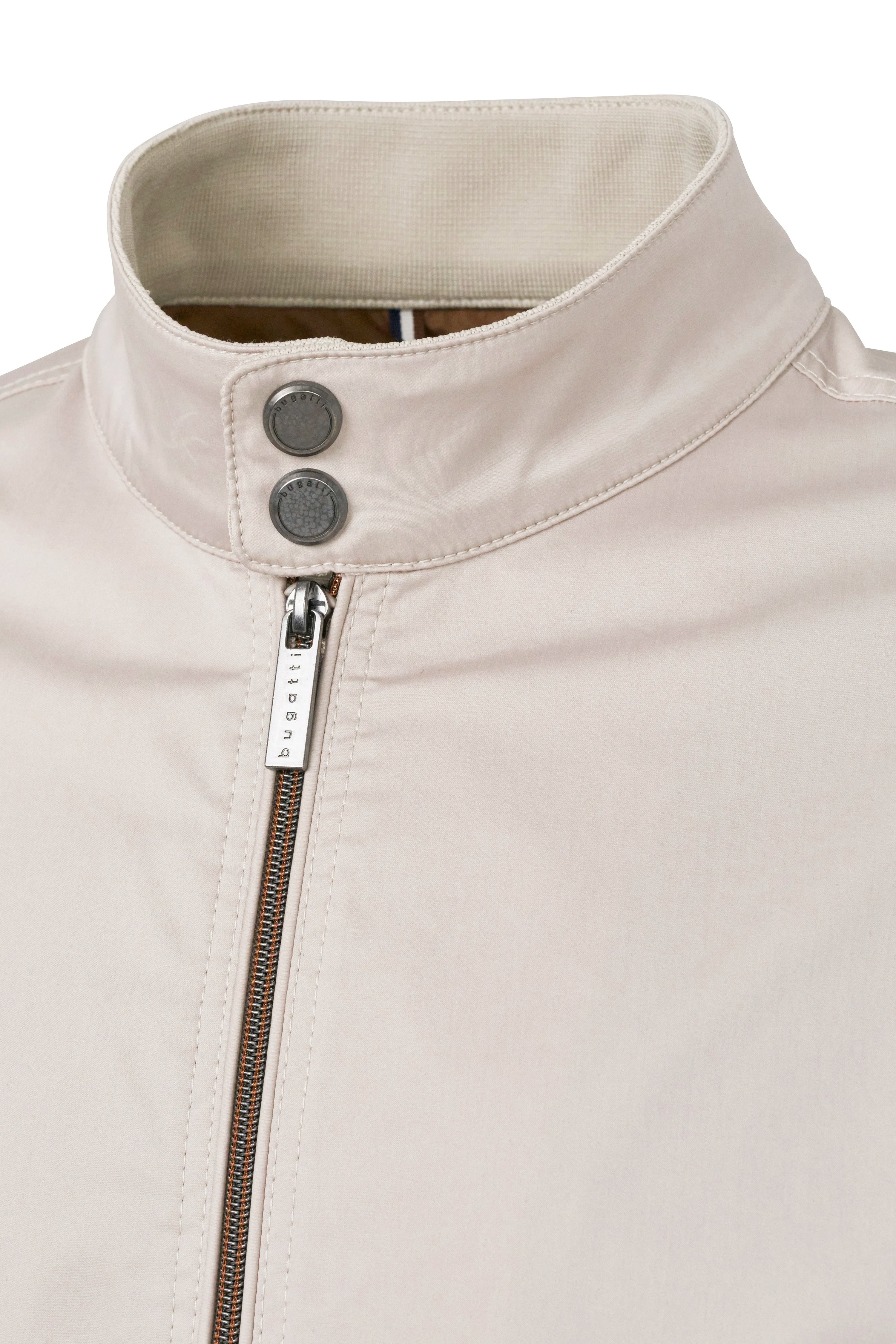 bugatti beiger Kragen einer Jacke mit Reißverschluss und zwei Knöpfen, Detailaufnahme.