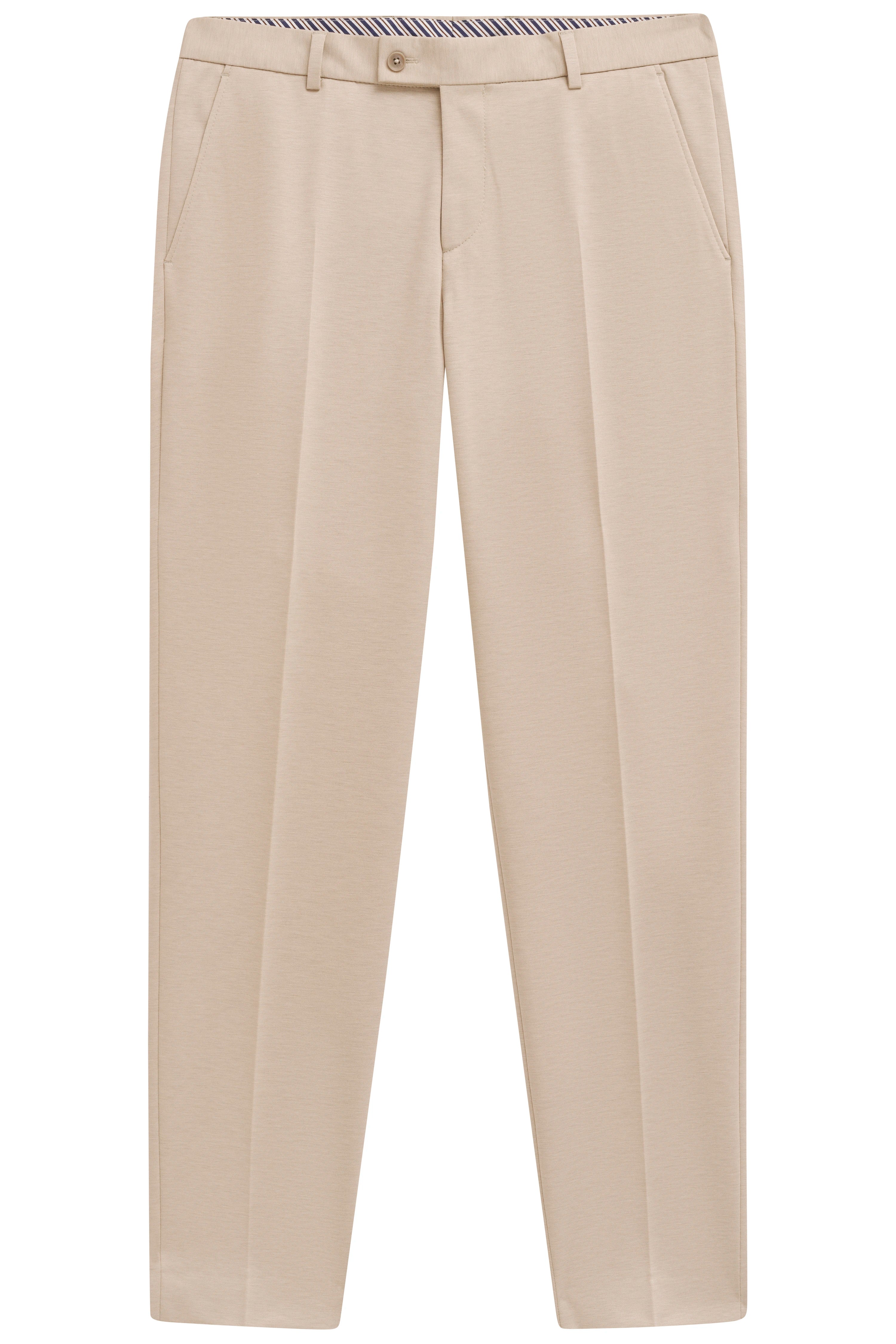 Weißes Hemd, beige Hose, braune Schuhe