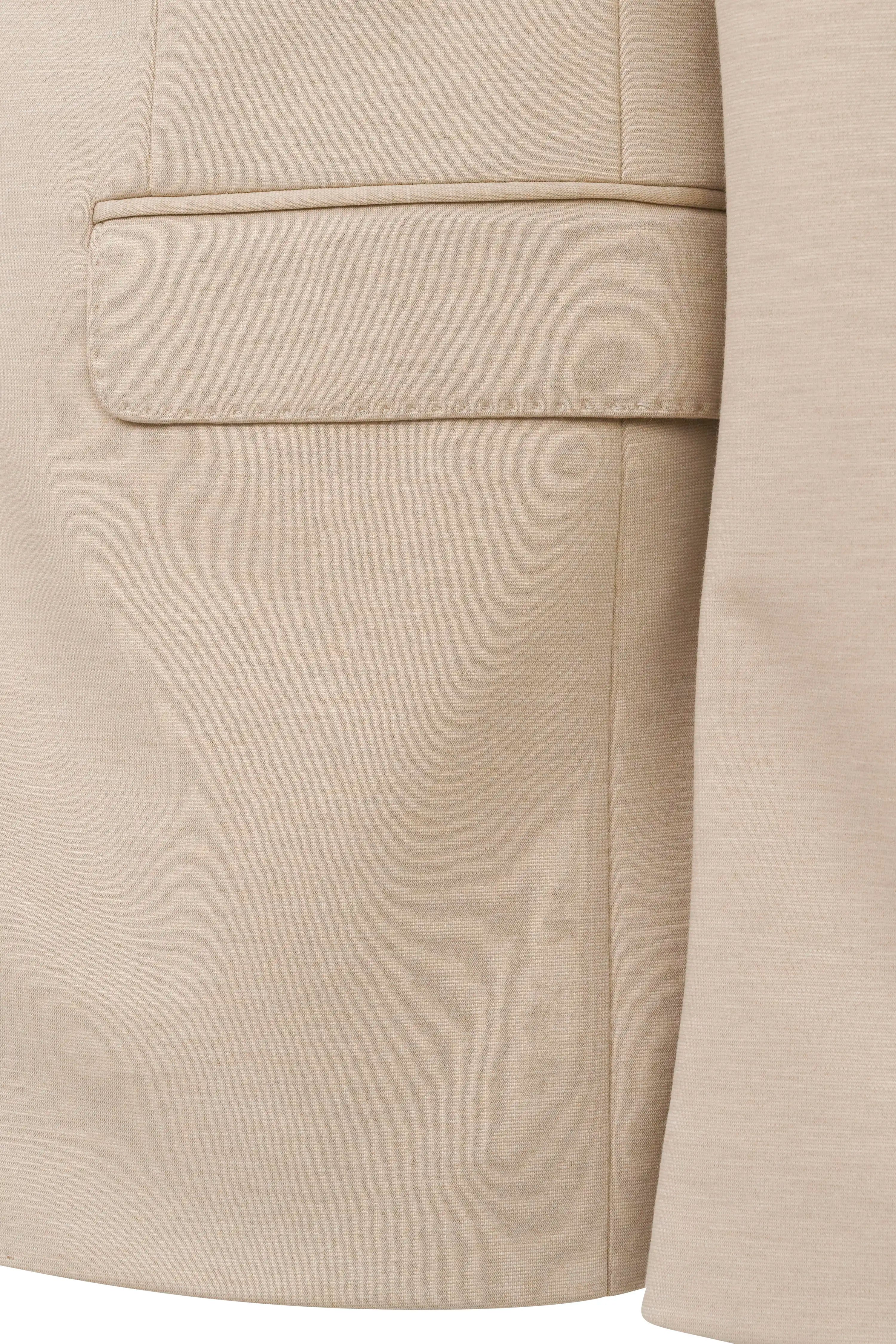 Beigefarbener bugatti Blazer mit feiner Struktur, Detailaufnahme der Tasche und Naht.