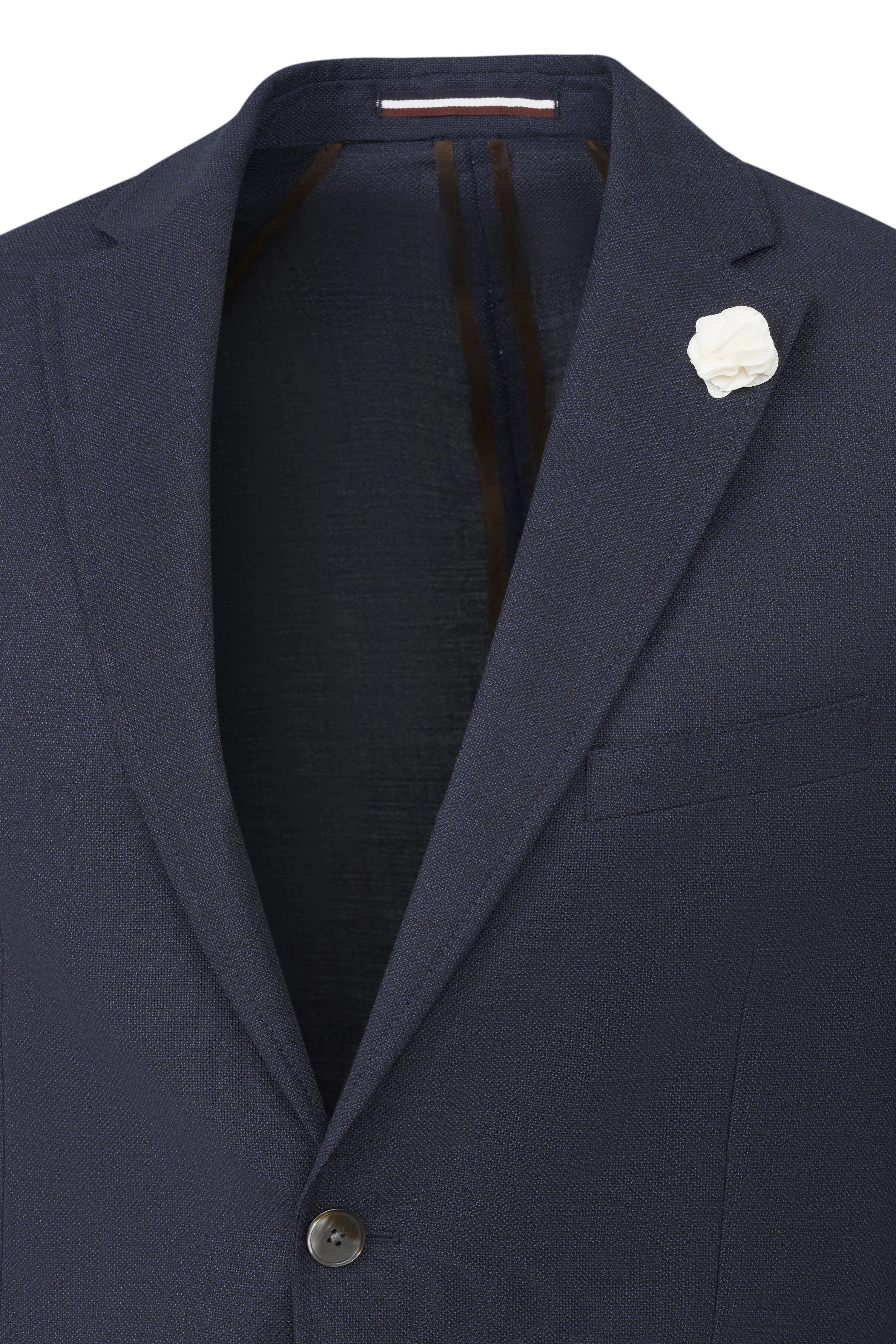 Donkerblauw bugatti colbert met knoop en witte pin, detailweergave.