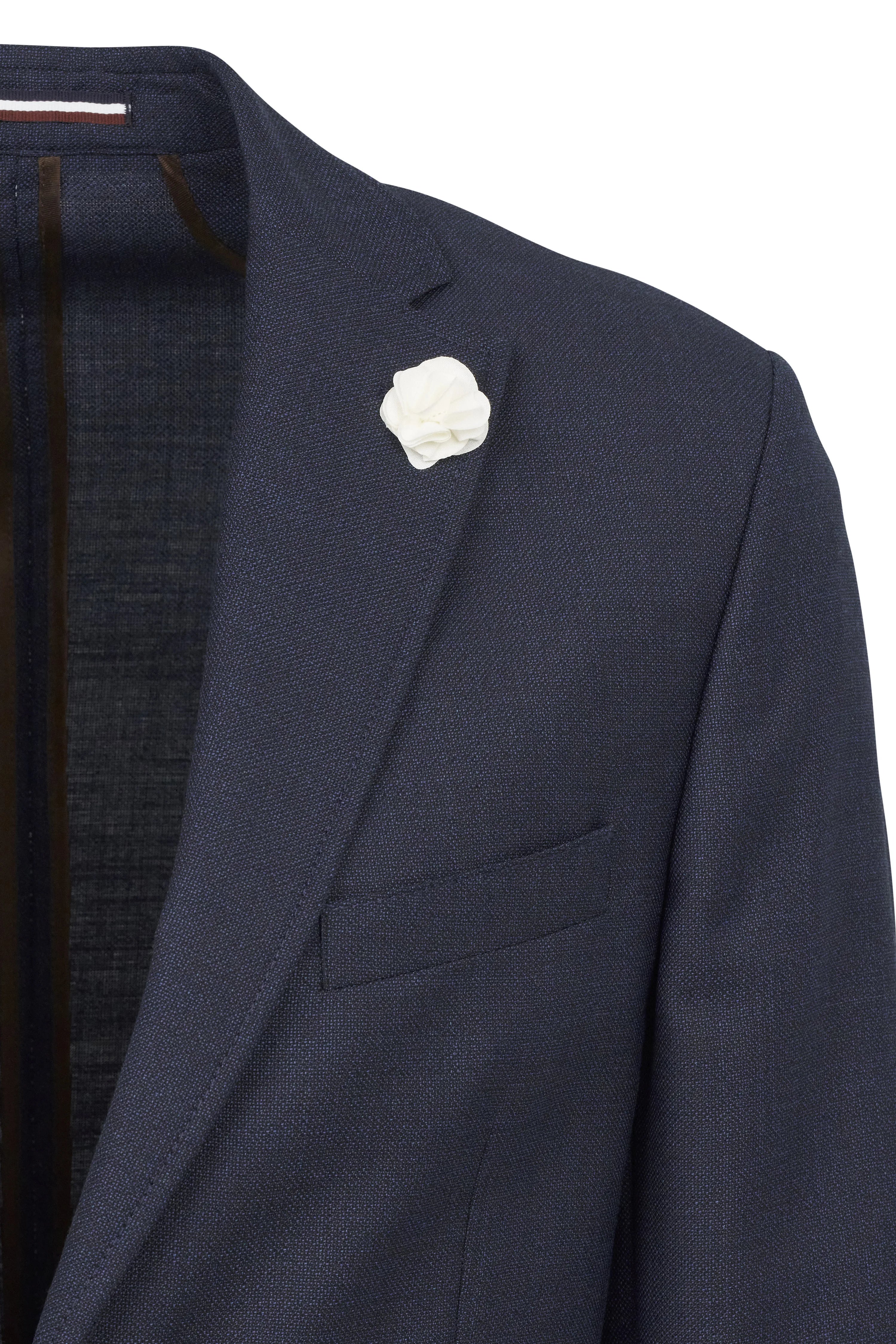 Blauwe bugatti blazer met witte bloemcorsage, buste, tijdloos elegant.