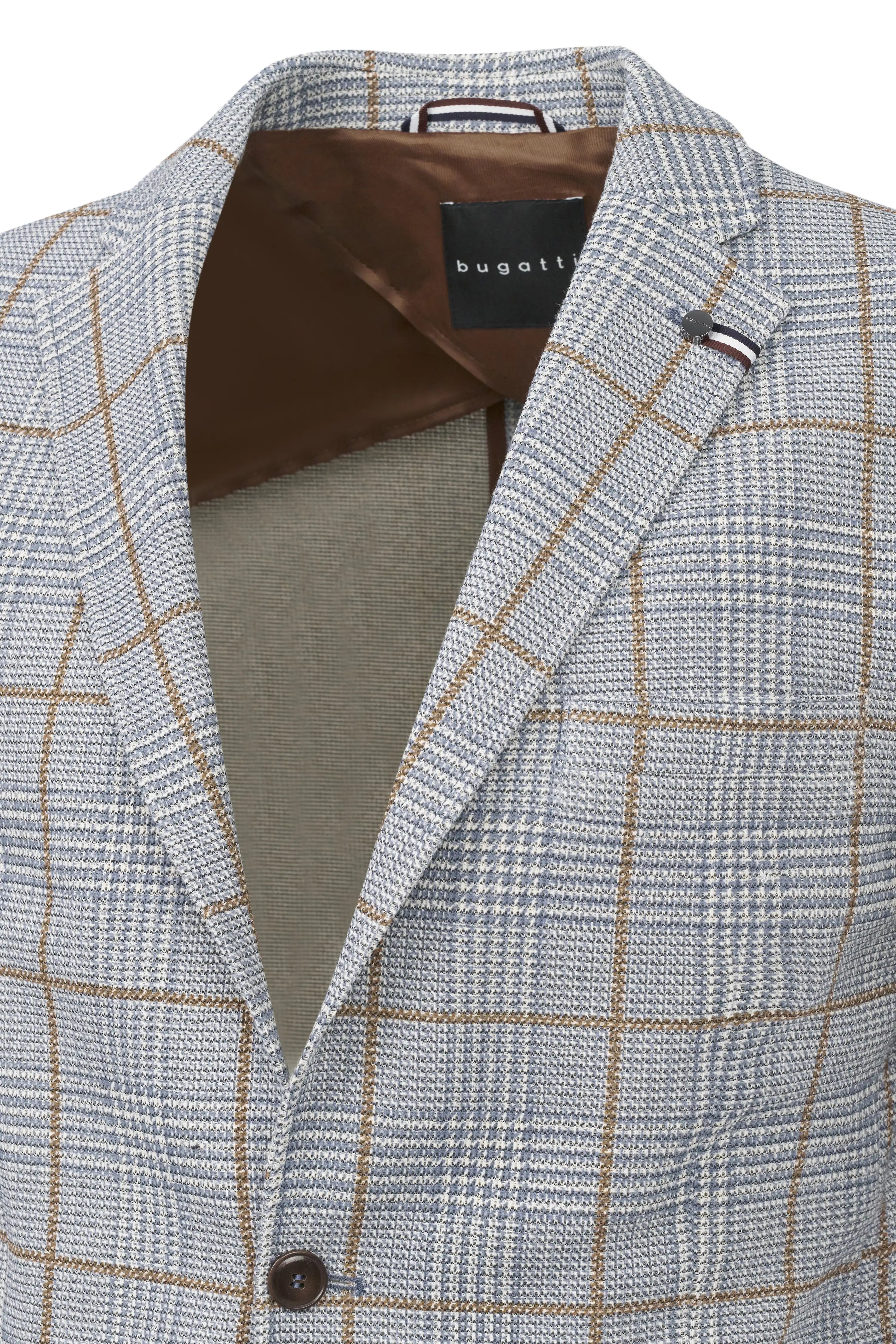 Blau kariertes Sakko, weißes Hemd, beige Kappe, Model seitlich, urbaner Stil von bugatti.