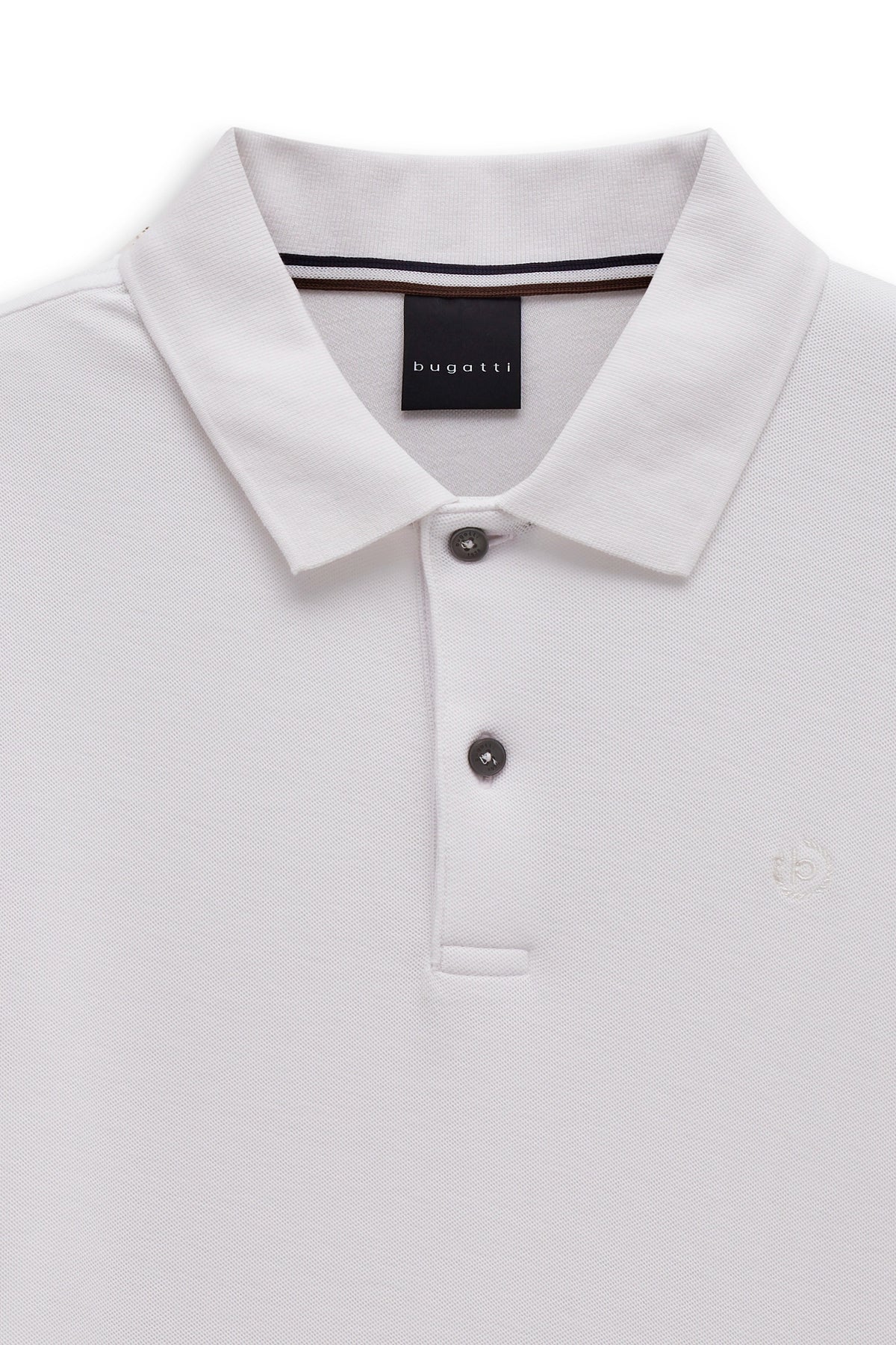 Weißes bugatti Poloshirt, Büstenbild, stilvoll und zeitlos, ideal für elegante Freizeitoutfits.