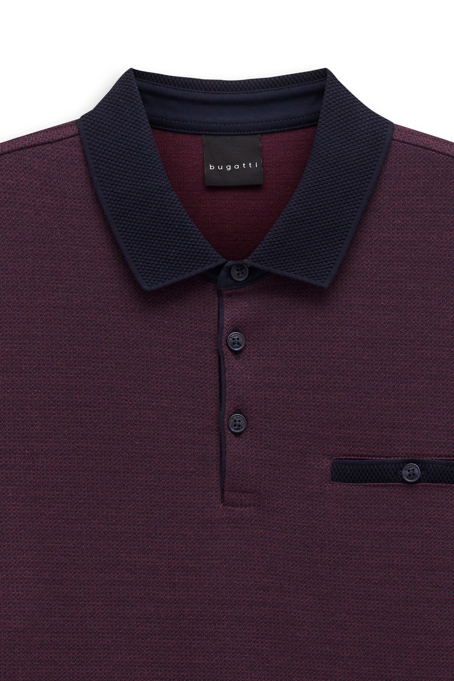 Bugatti Polohemd, bordeaux mit dunkelblauem Kragen, Büstenbild, stilvoll und zeitlos.