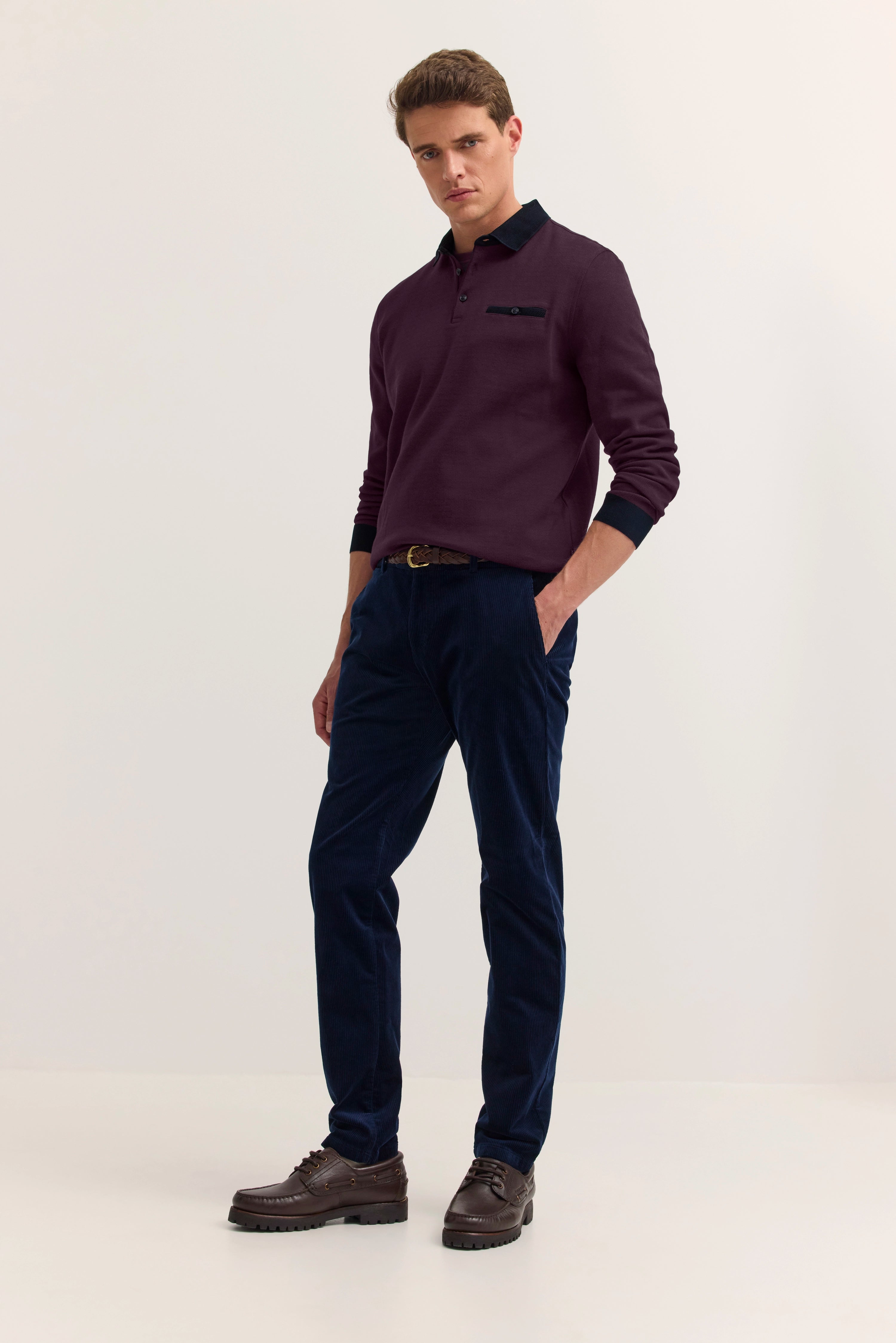bugatti Outfit: weinroter Pullover, dunkelblaue Hose, braune Schuhe