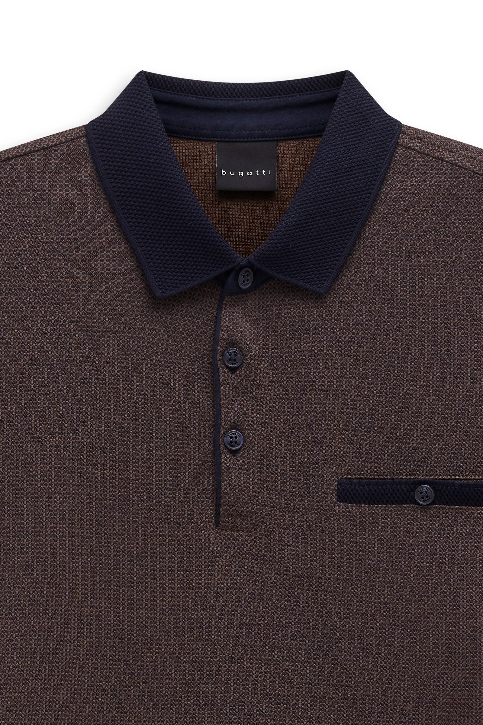 bugatti braunes Polo-Shirt mit dunkelblauem Kragen, Büstenbild, feines Muster, stilvoll und zeitlos.