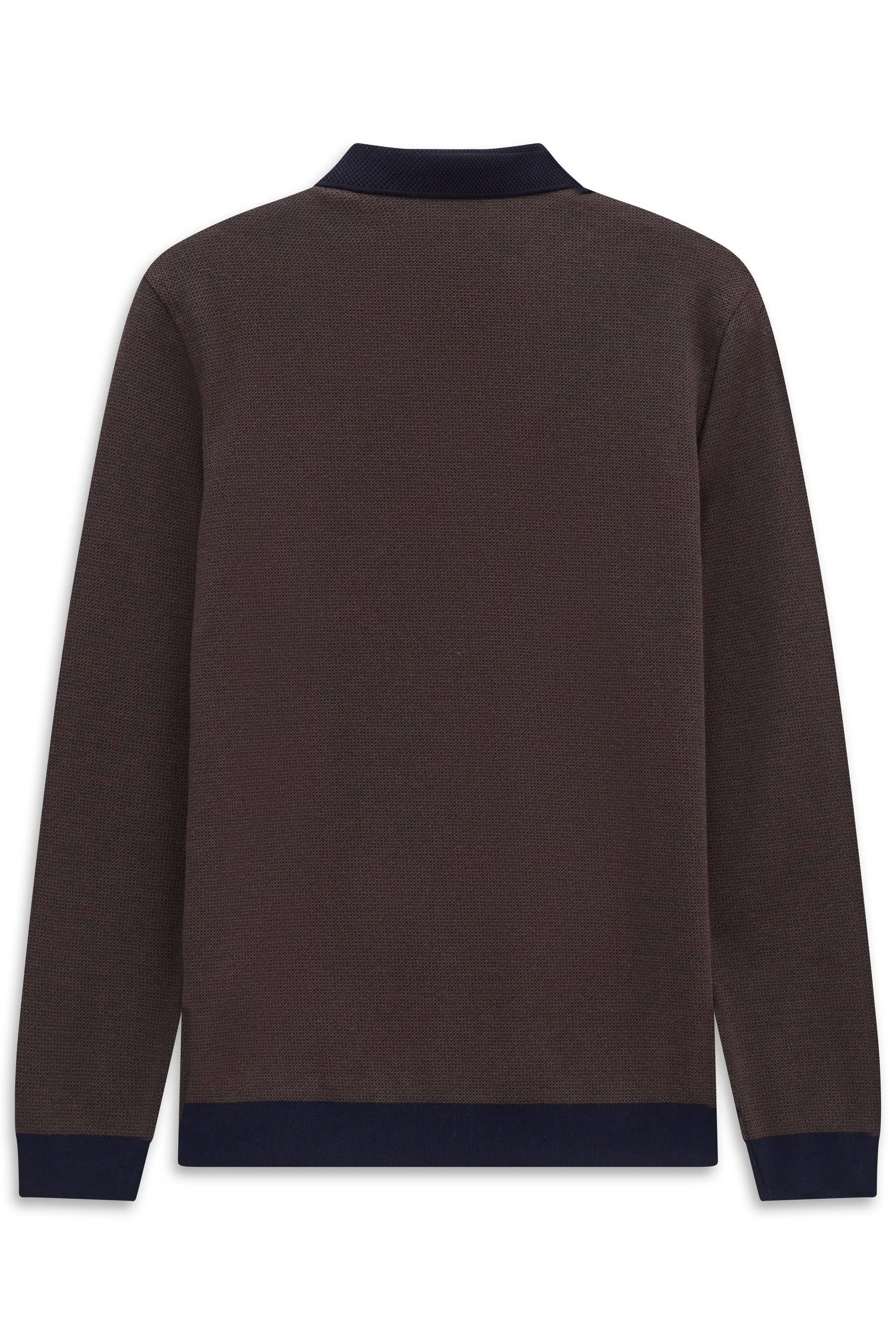 Brauner bugatti Pullover, Rückansicht, mit dunkelblauen Bündchen, legeres Design.