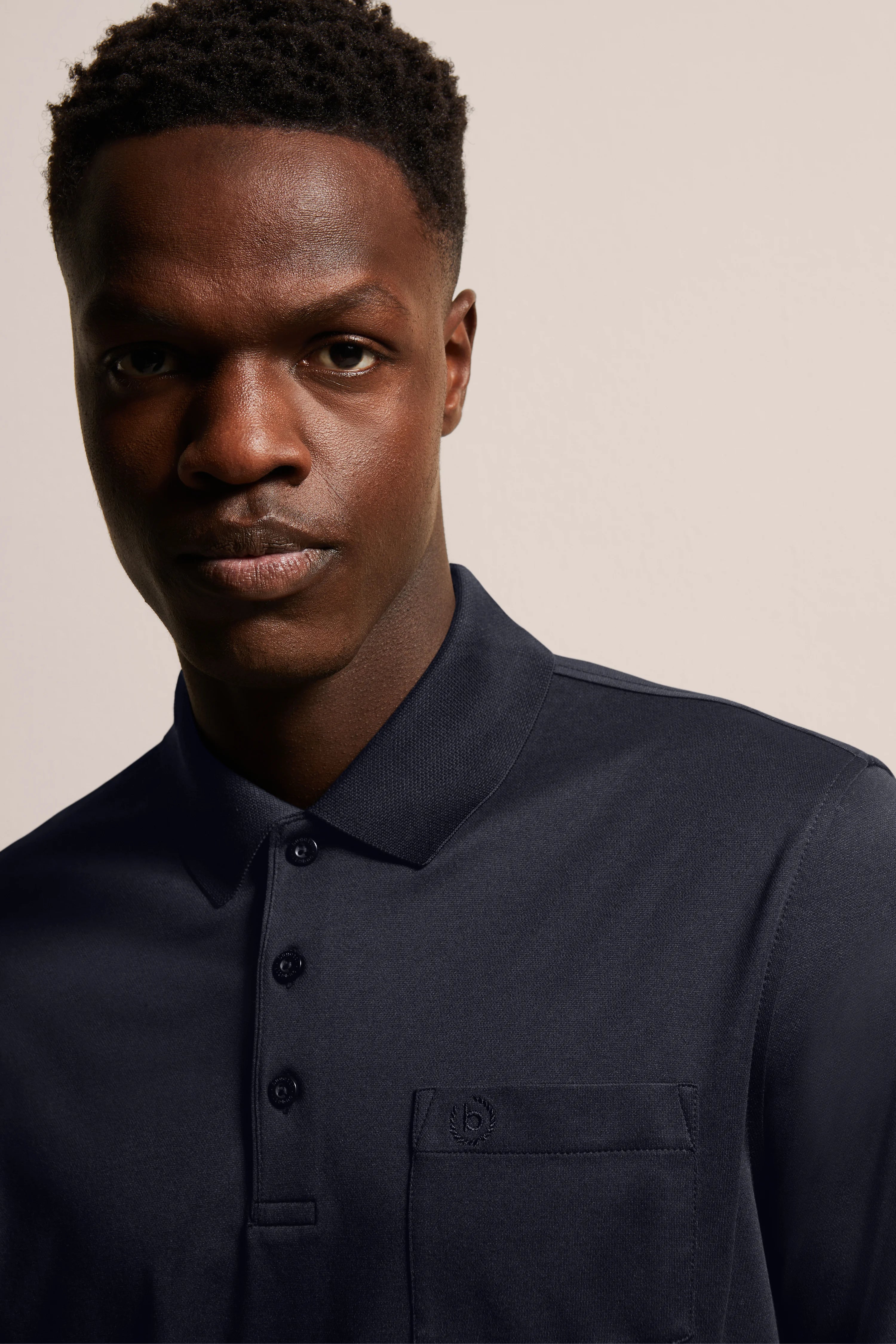 bugatti poloshirt, donkerblauw, buste, tijdloze stijl en elegantie.