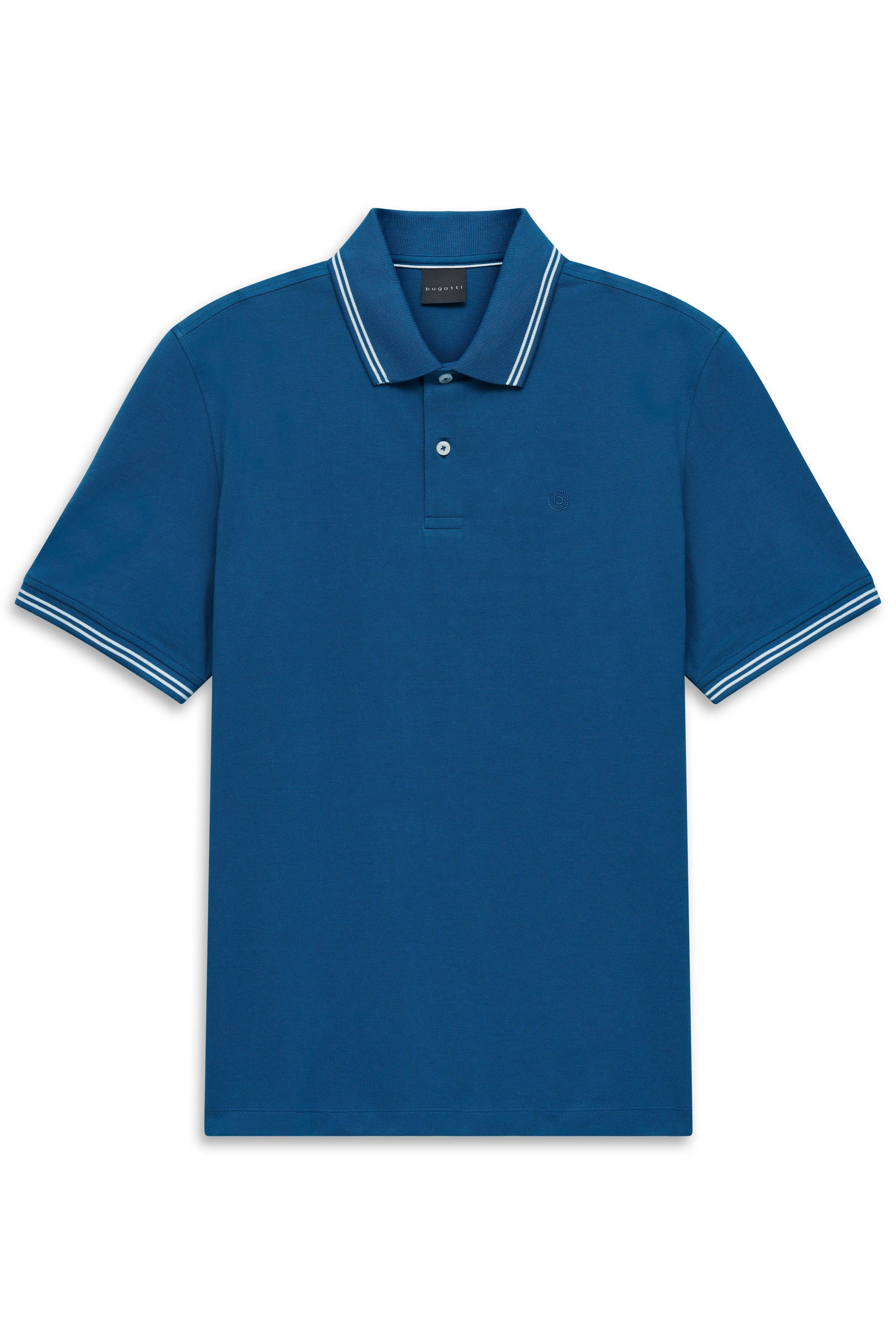 Blaues bugatti Polohemd mit weißem Streifenmuster, Büstenbild, stilvoll und zeitlos.