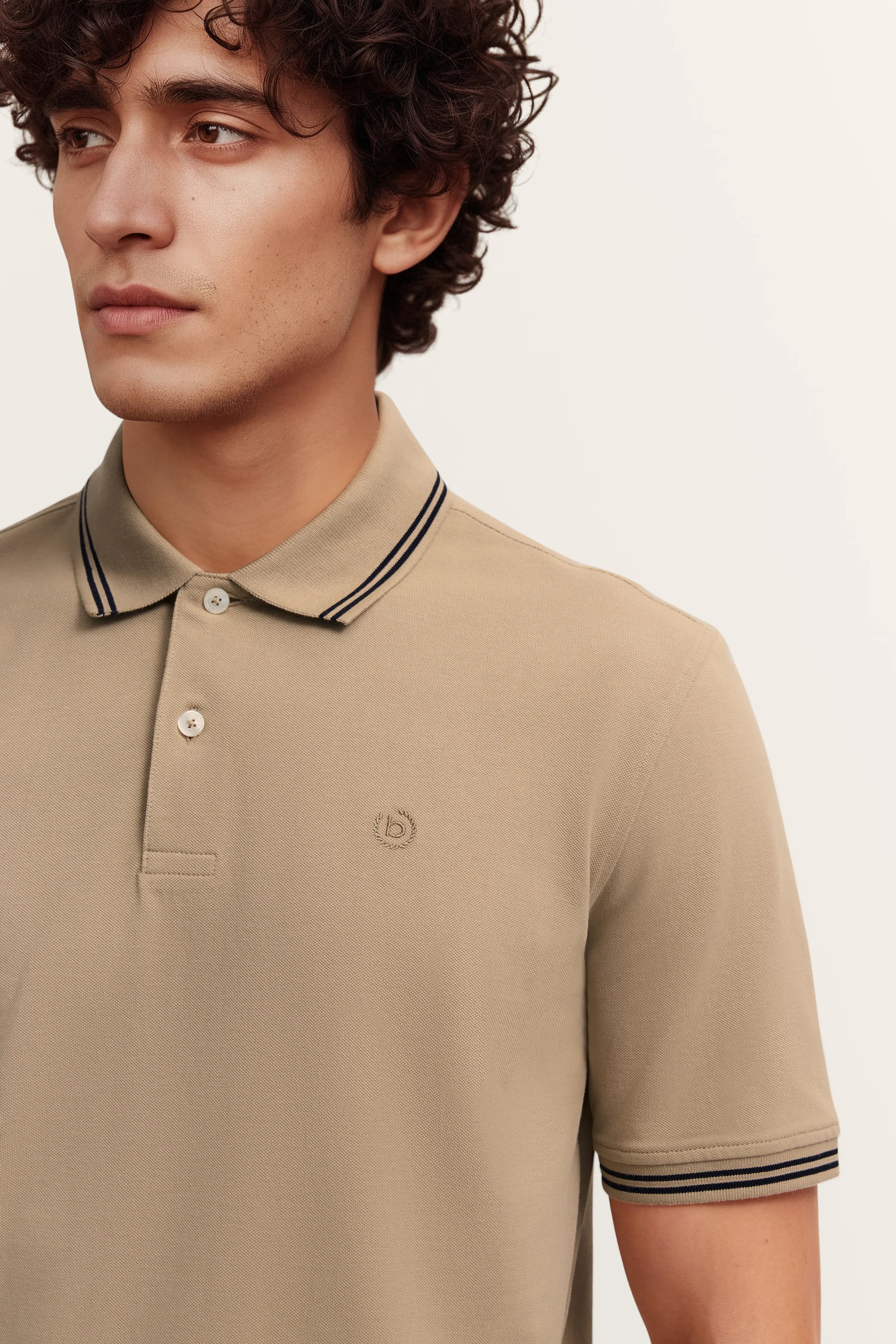 Beige bugatti Polo-Shirt mit Streifen, Modelbild, lässige Pose, stilvoll und zeitlos.