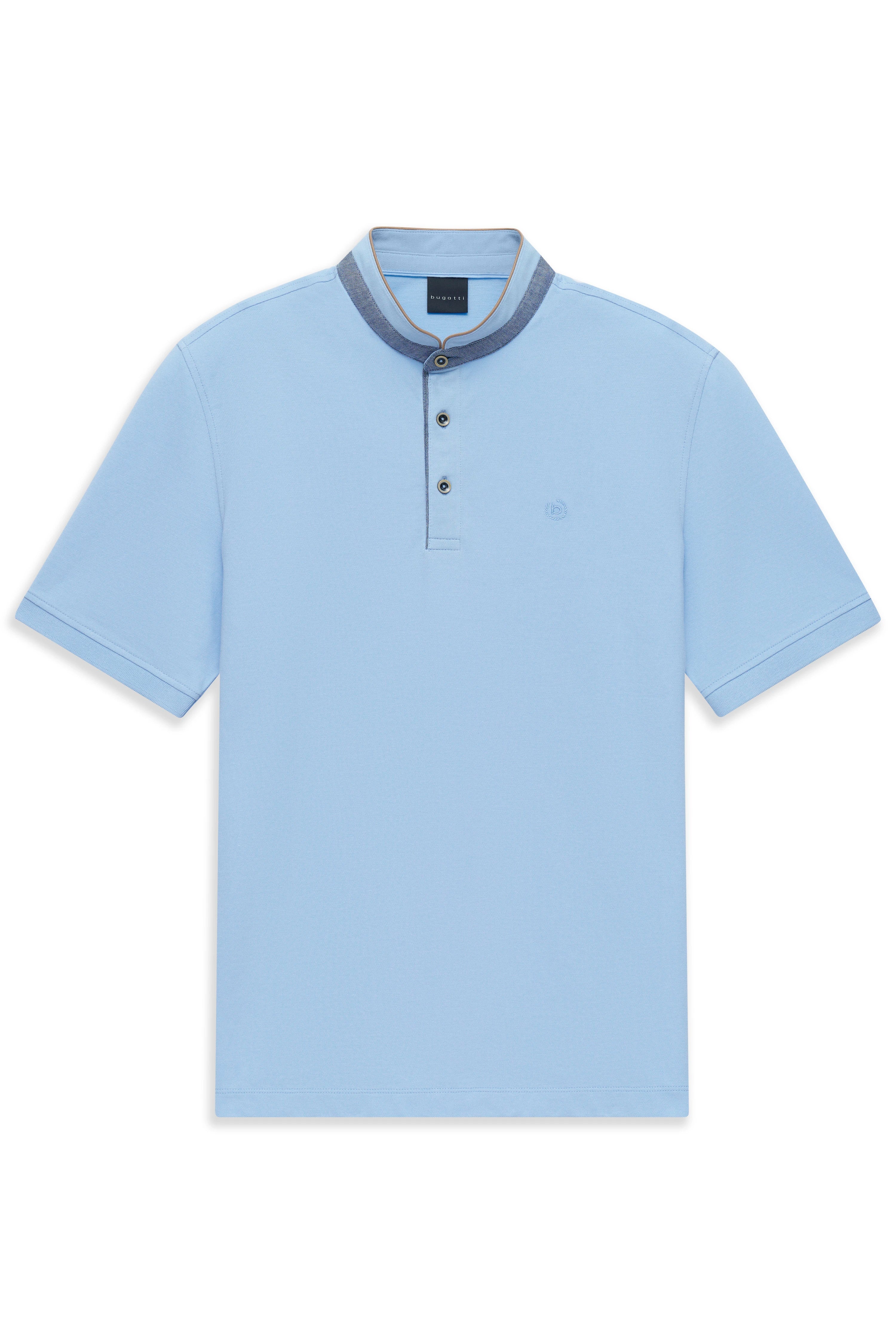 Hellblaues bugatti Polohemd, Büstenbild, mit kontrastierendem Kragen und Knopfleiste, zeitlos elegant.