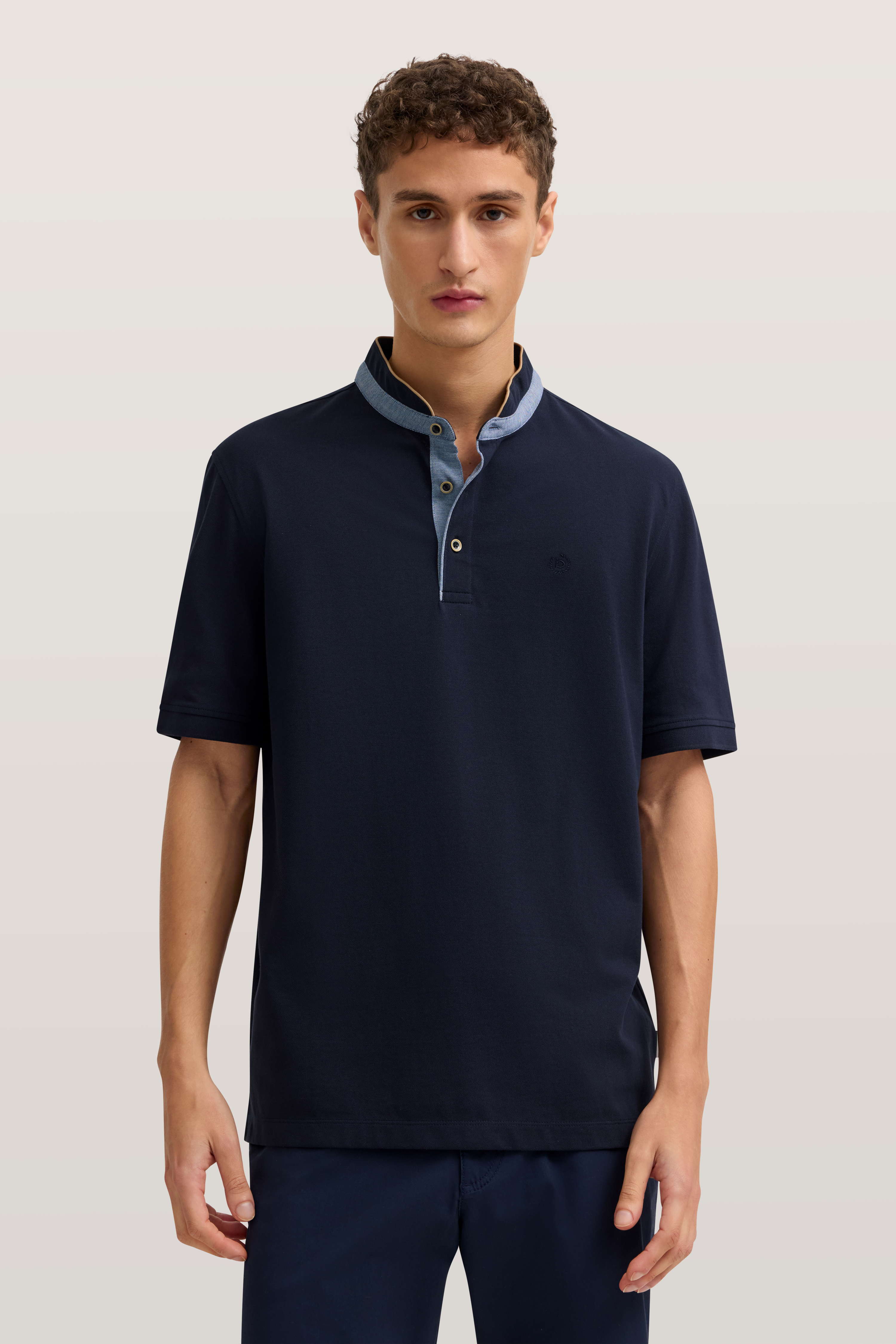 Navy Poloshirt und Hose auf Model, entspannte Haltung, bugatti Stil.