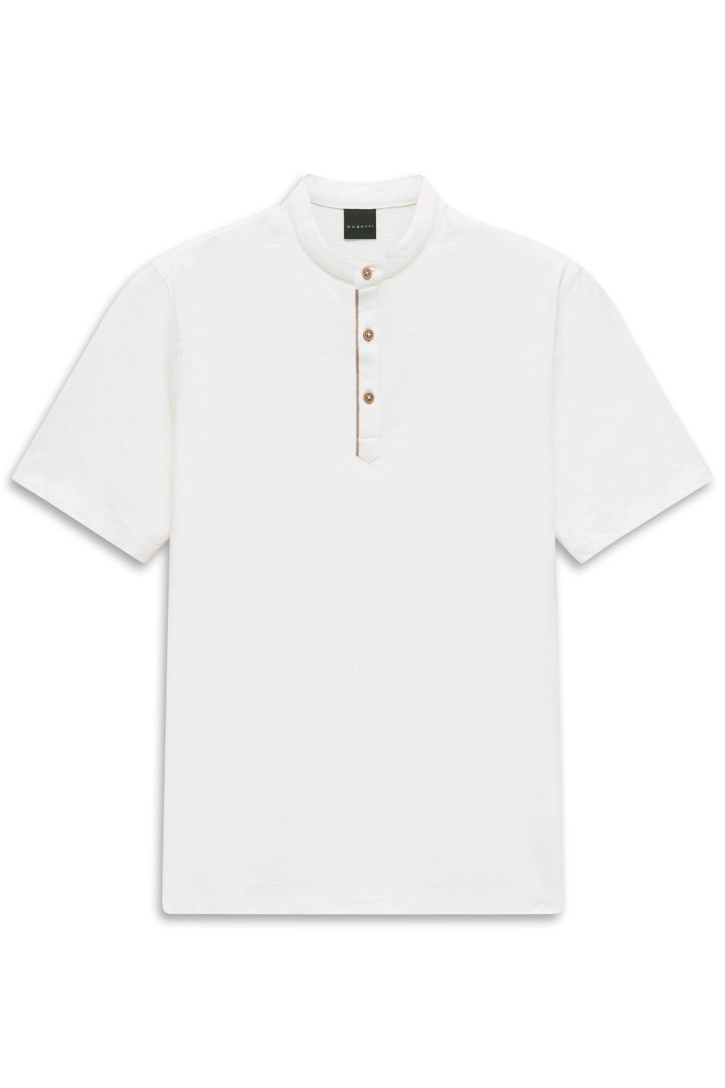 Weißes bugatti Henley-Shirt mit Knopfleiste, legerer Stil. Büstenbild.