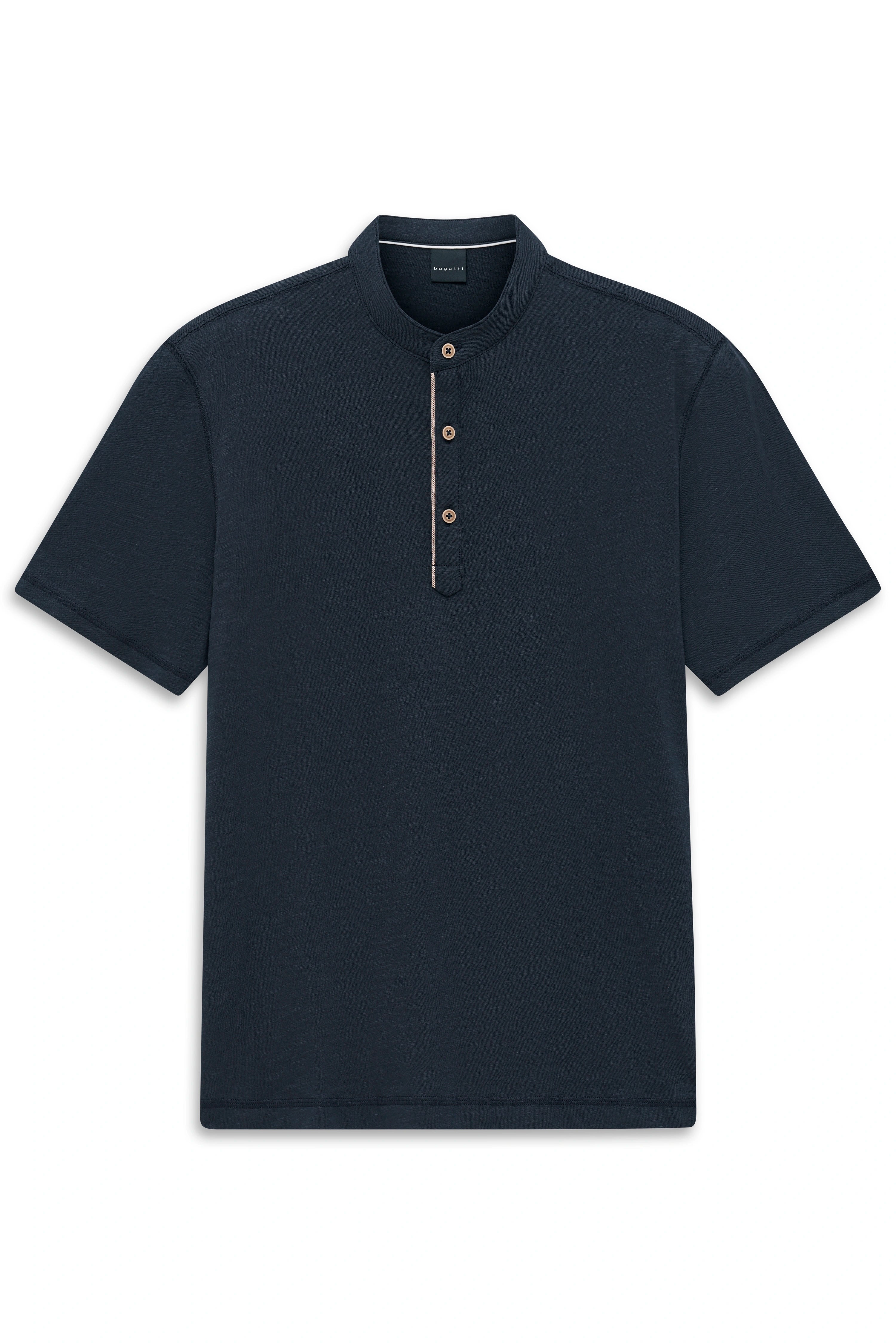 bugatti dunkelblaues Poloshirt mit Stehkragen und Knopfleiste, legeres Büstenbild.