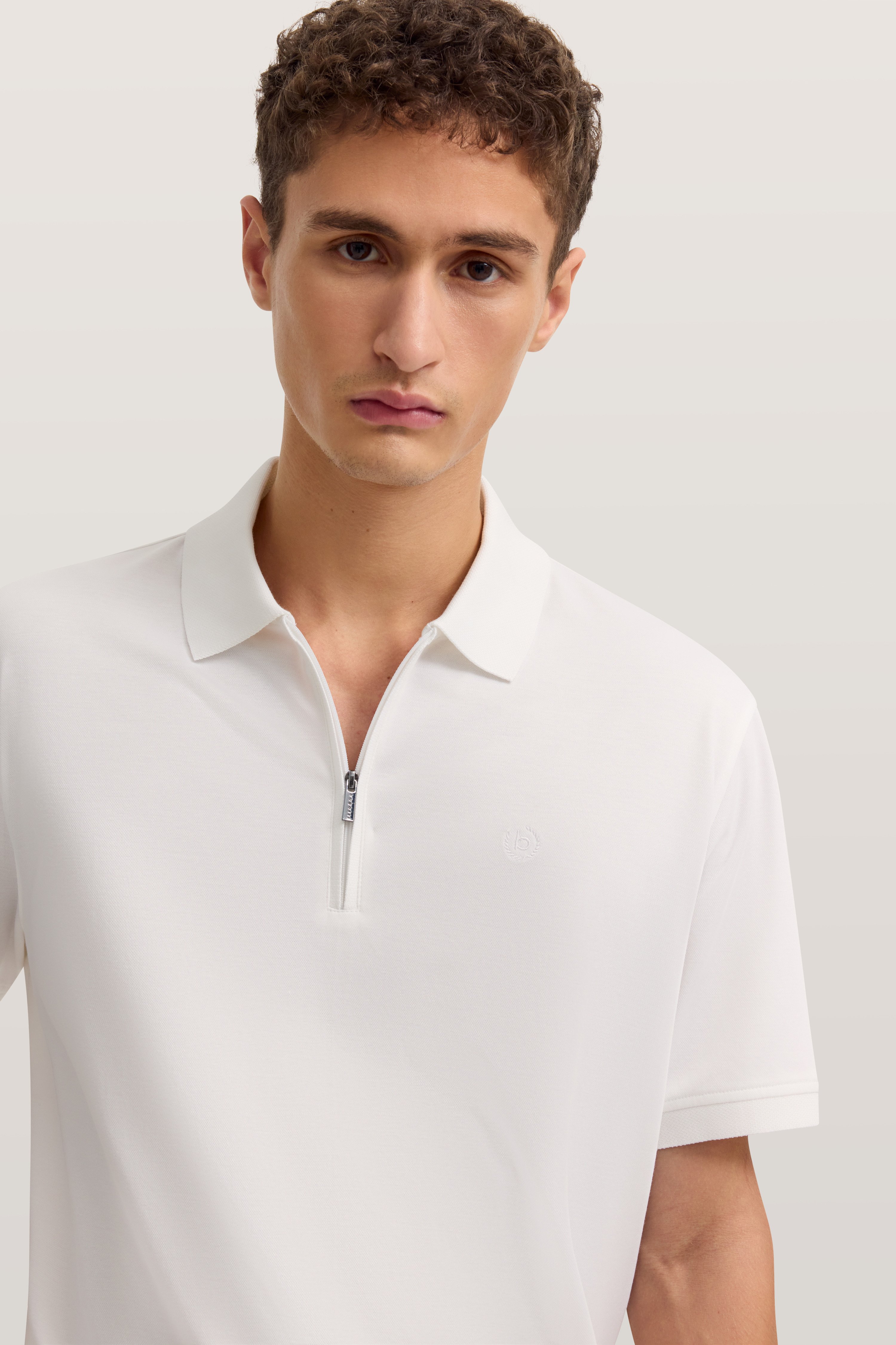 Weißes bugatti Polohemd, Modelbild, Vorderansicht.