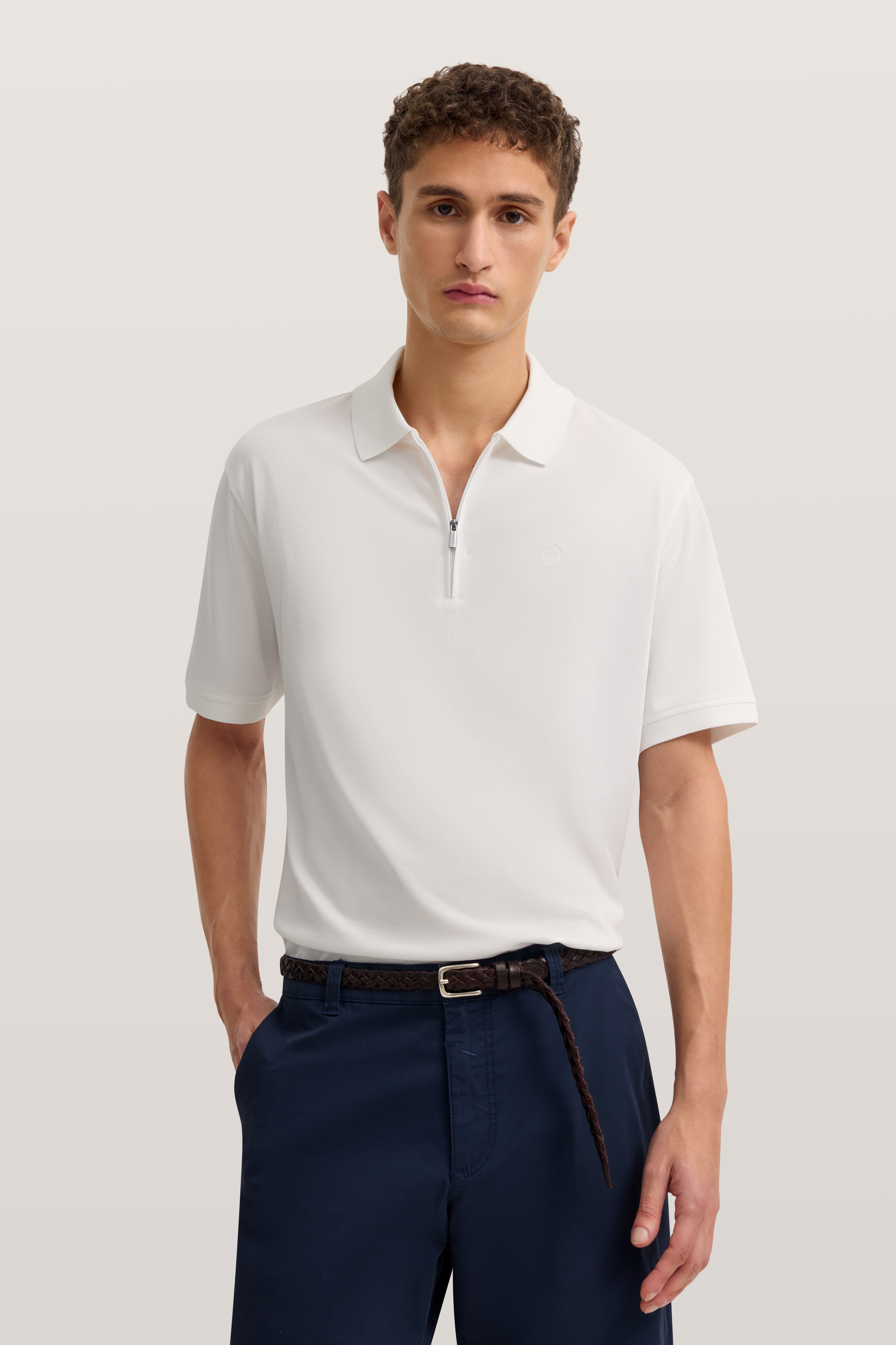 Weißes Polohemd und blaue Hose auf Model, Posing entspannt, bugatti Stil.