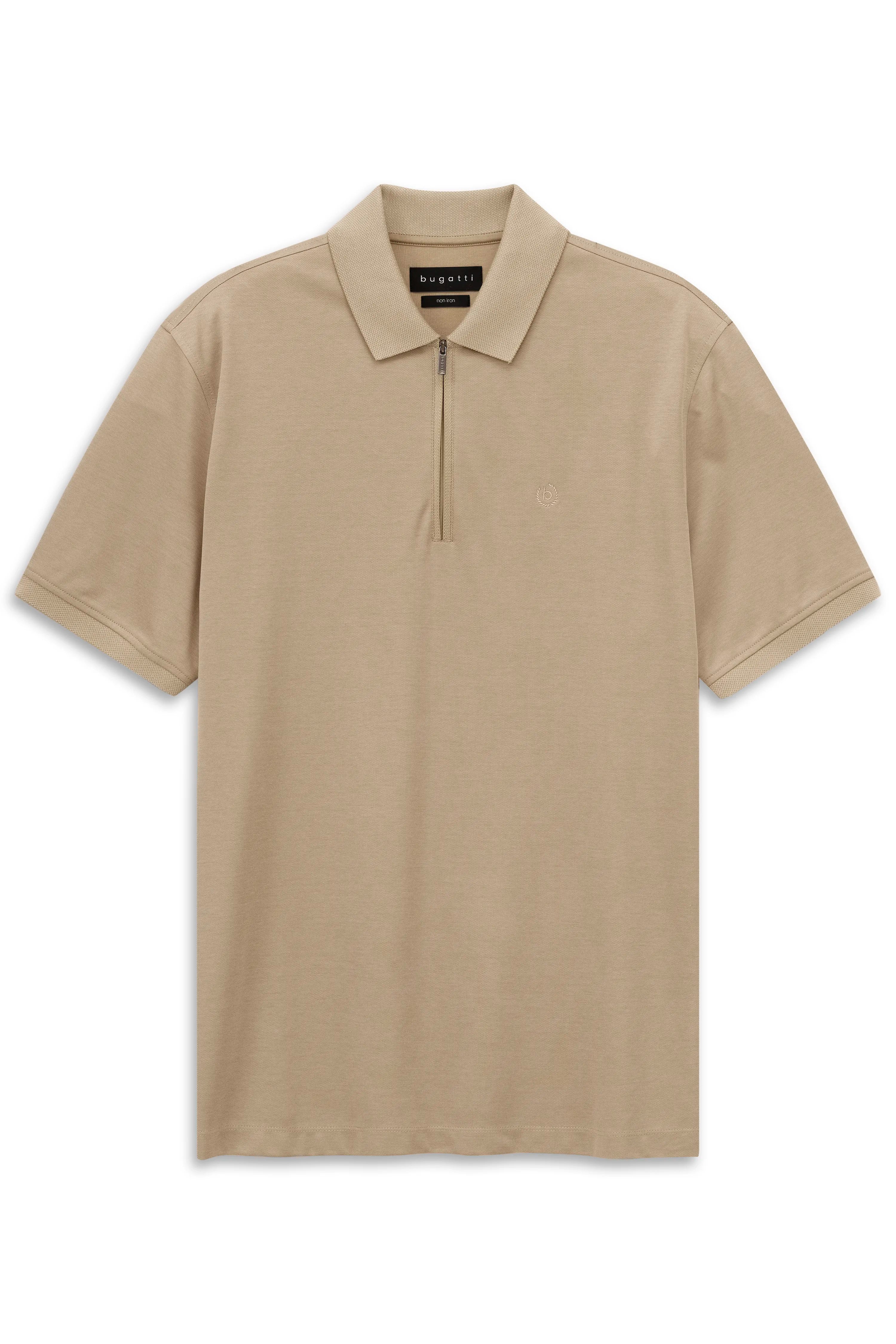 Beiges bugatti Poloshirt mit Reißverschluss, Büstenbild.
