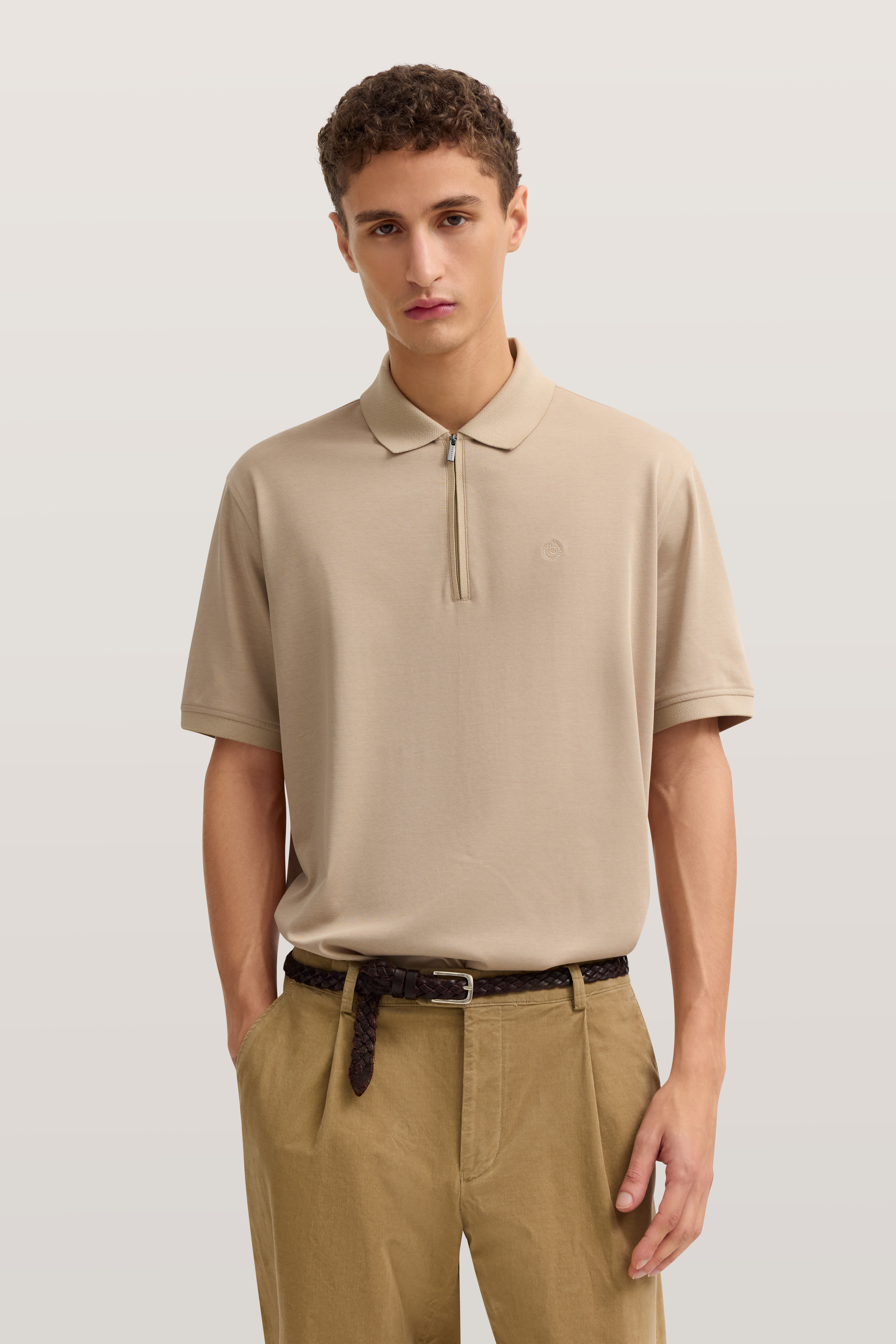 Beiges Polohemd und beige Hose von bugatti, Modelbild mit neutralem Posen.