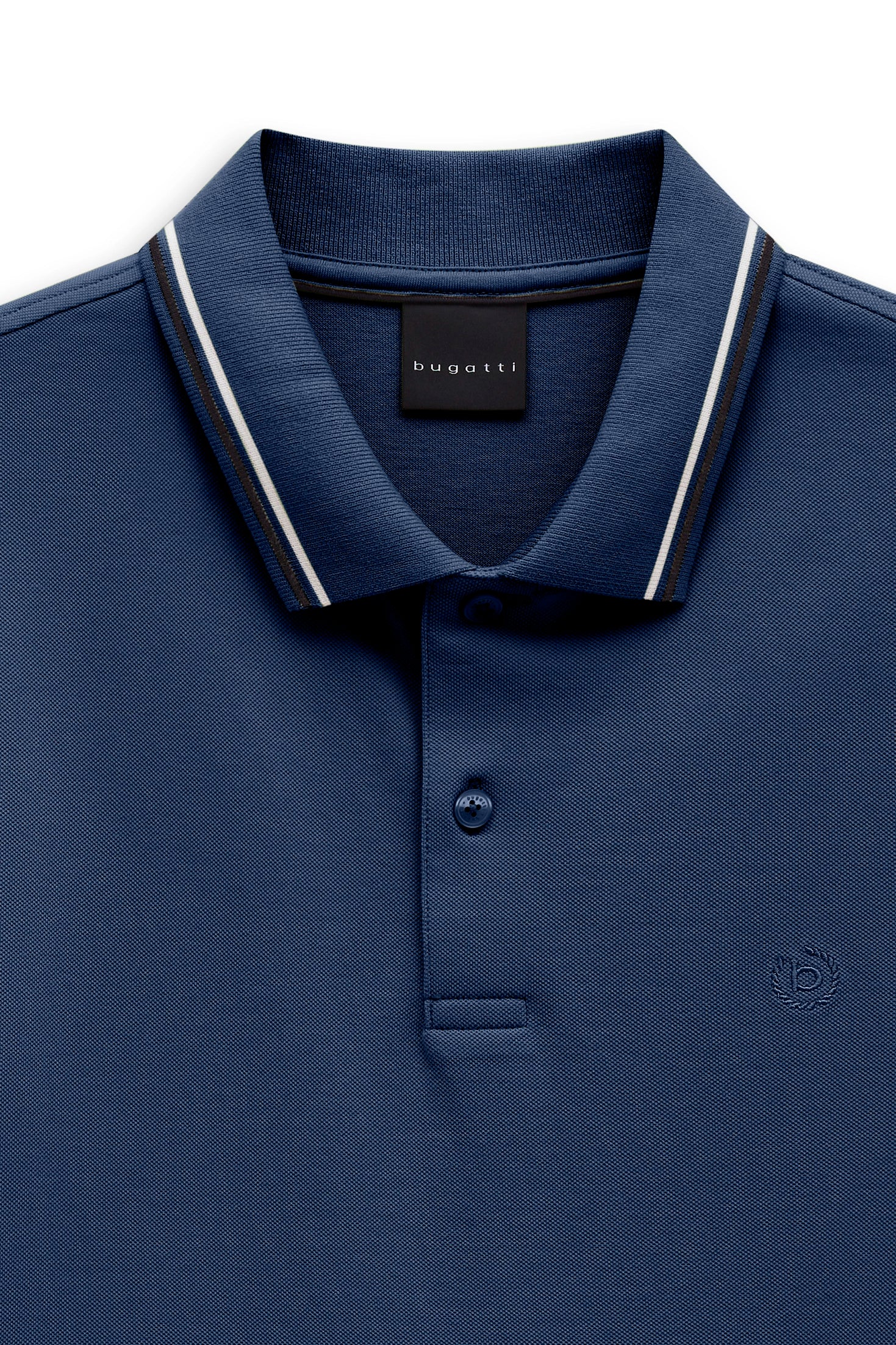 Blaues bugatti Polohemd mit gestreiftem Kragen, Büstenbild.