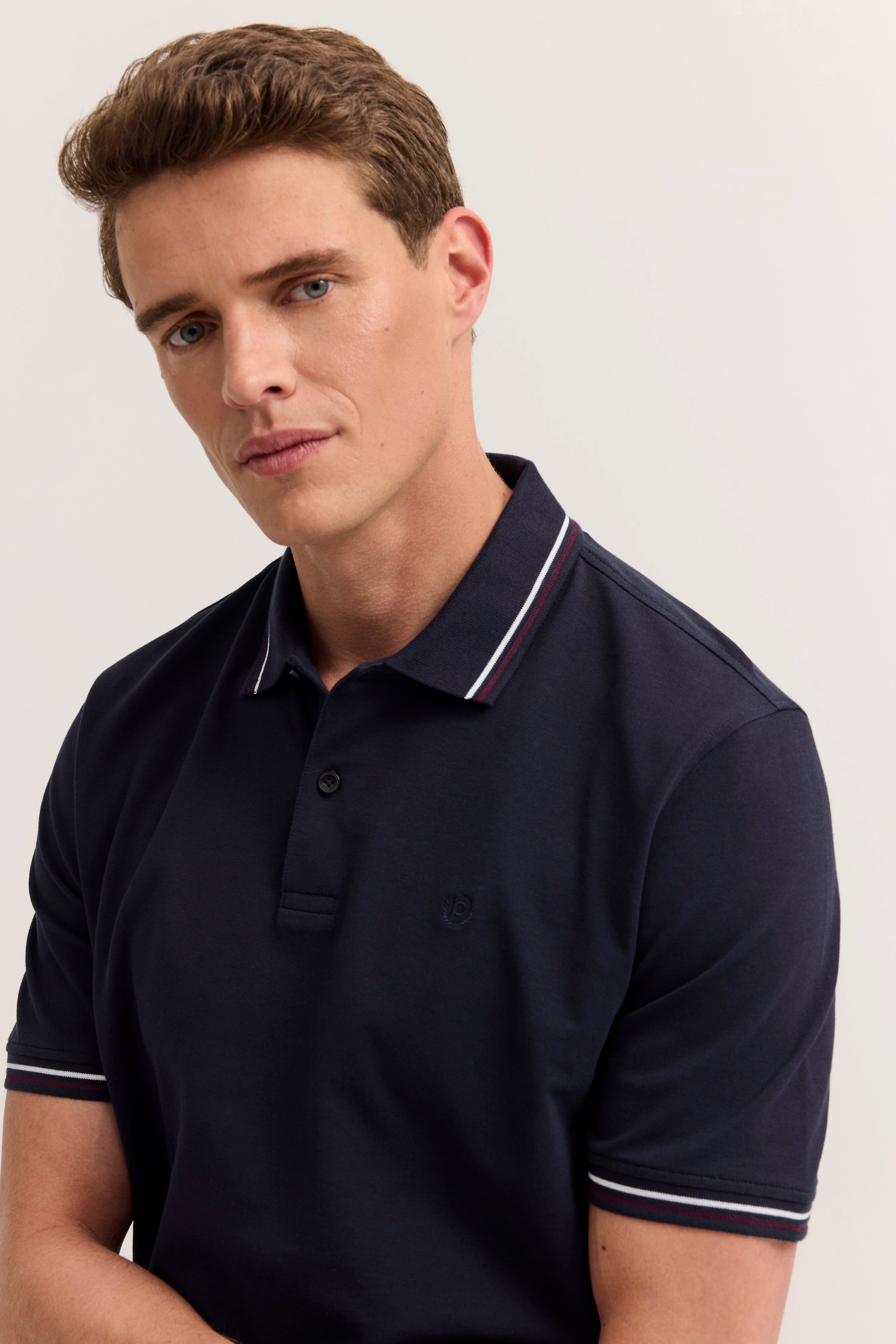 bugatti Poloshirt in Dunkelblau, Büstenbild, klassisch-eleganter Stil.