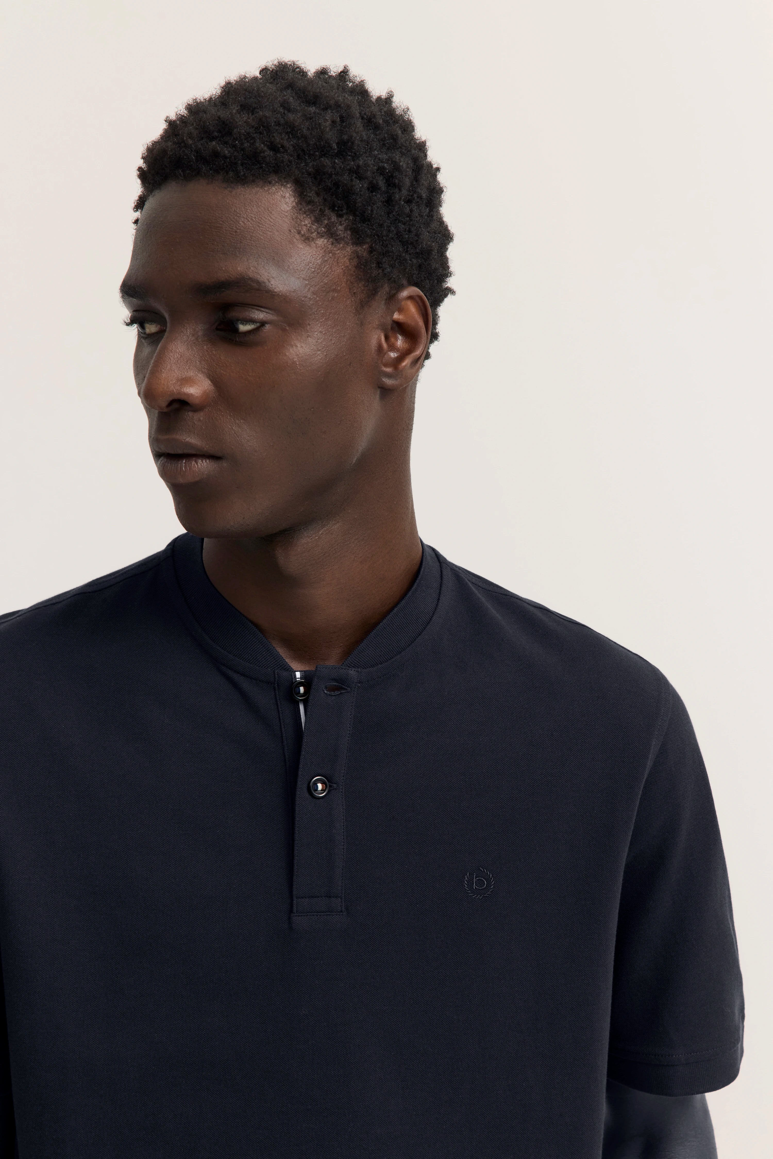 bugatti Poloshirt in Dunkelblau, Büstenbild, elegantes Design.