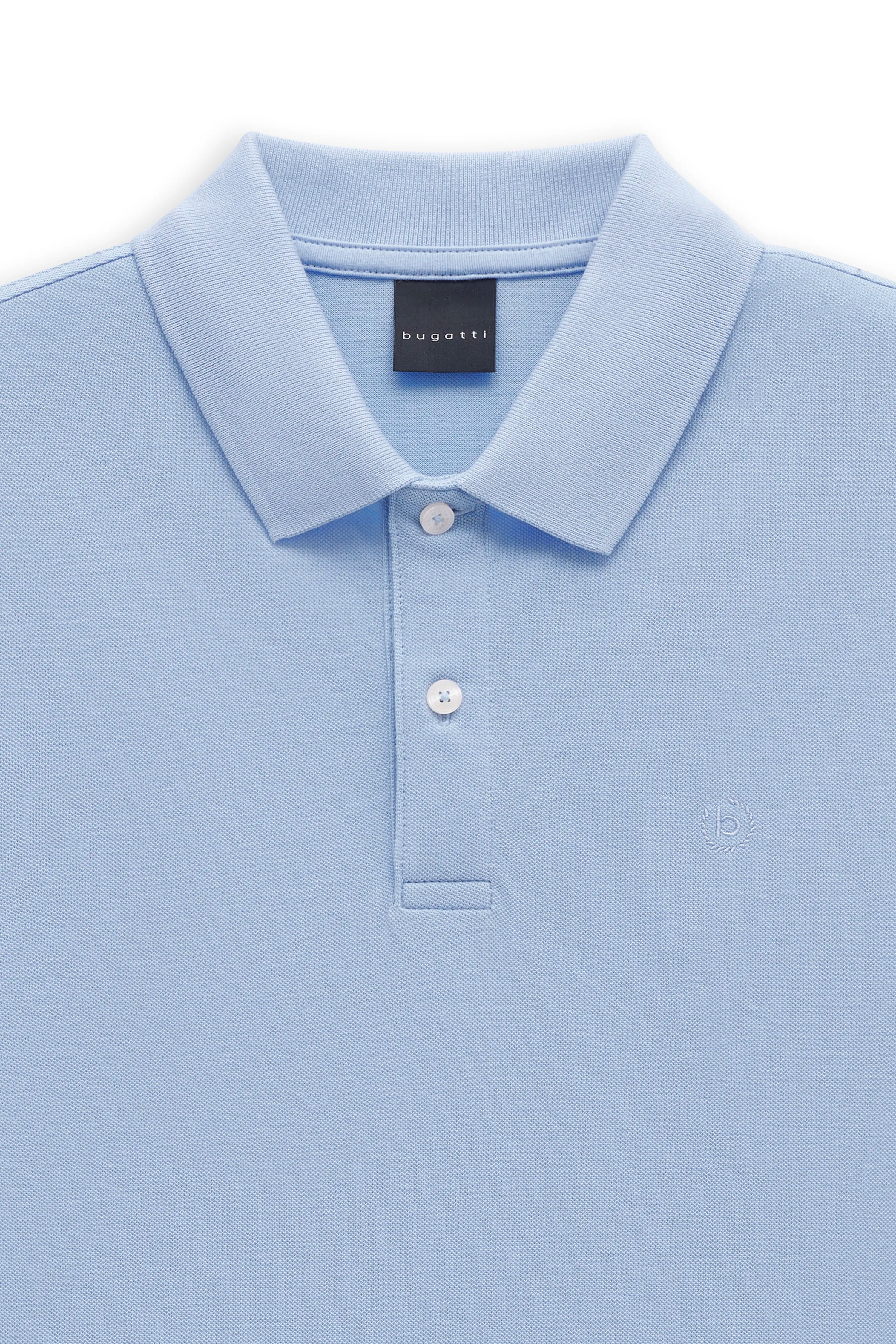 bugatti Poloshirt, hellblau, Büstenbild, klassisches Design mit Kragen und Knopfleiste.