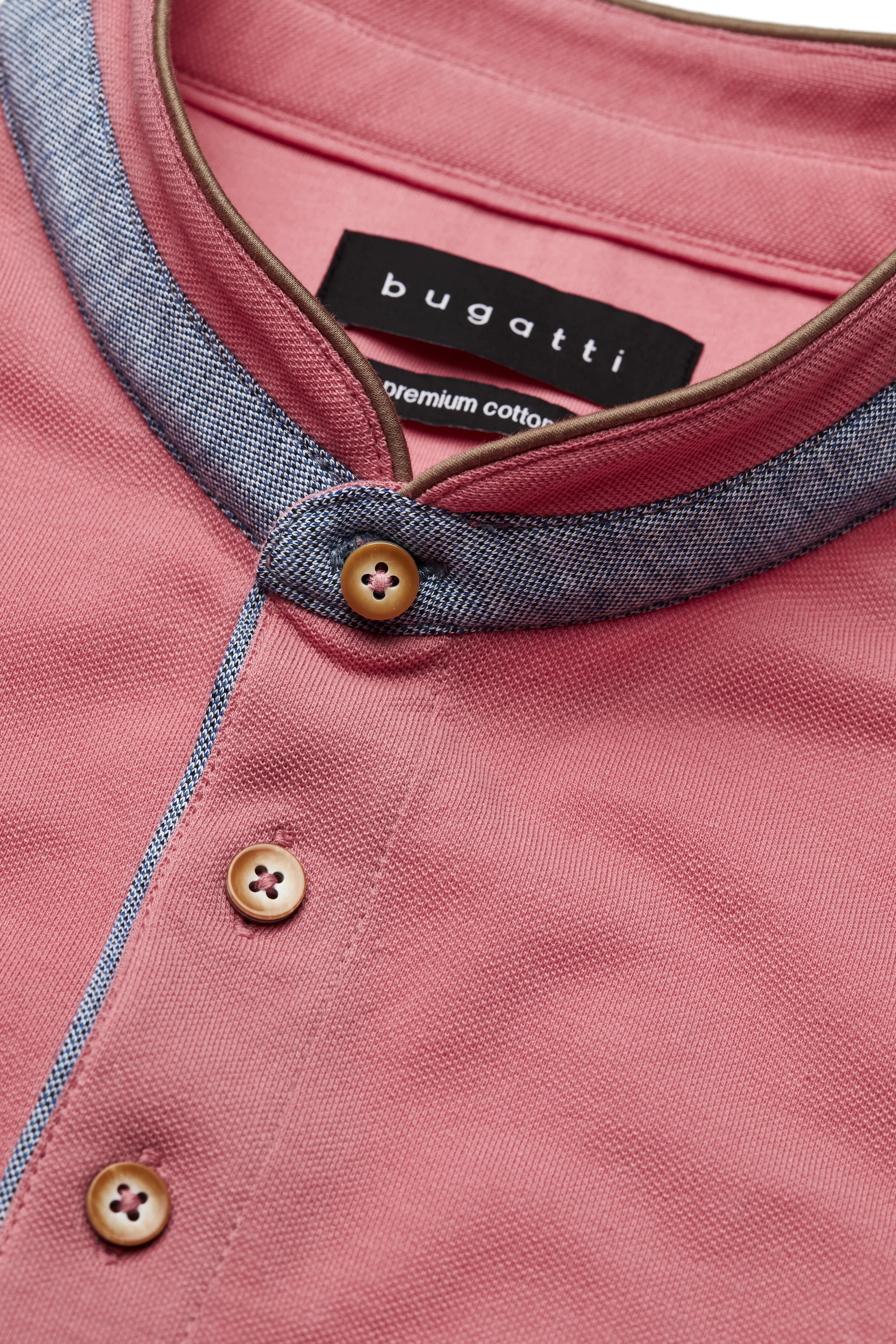 bugatti roze overhemd met blauw staand kraagdetail, close-up, houten knopen.
