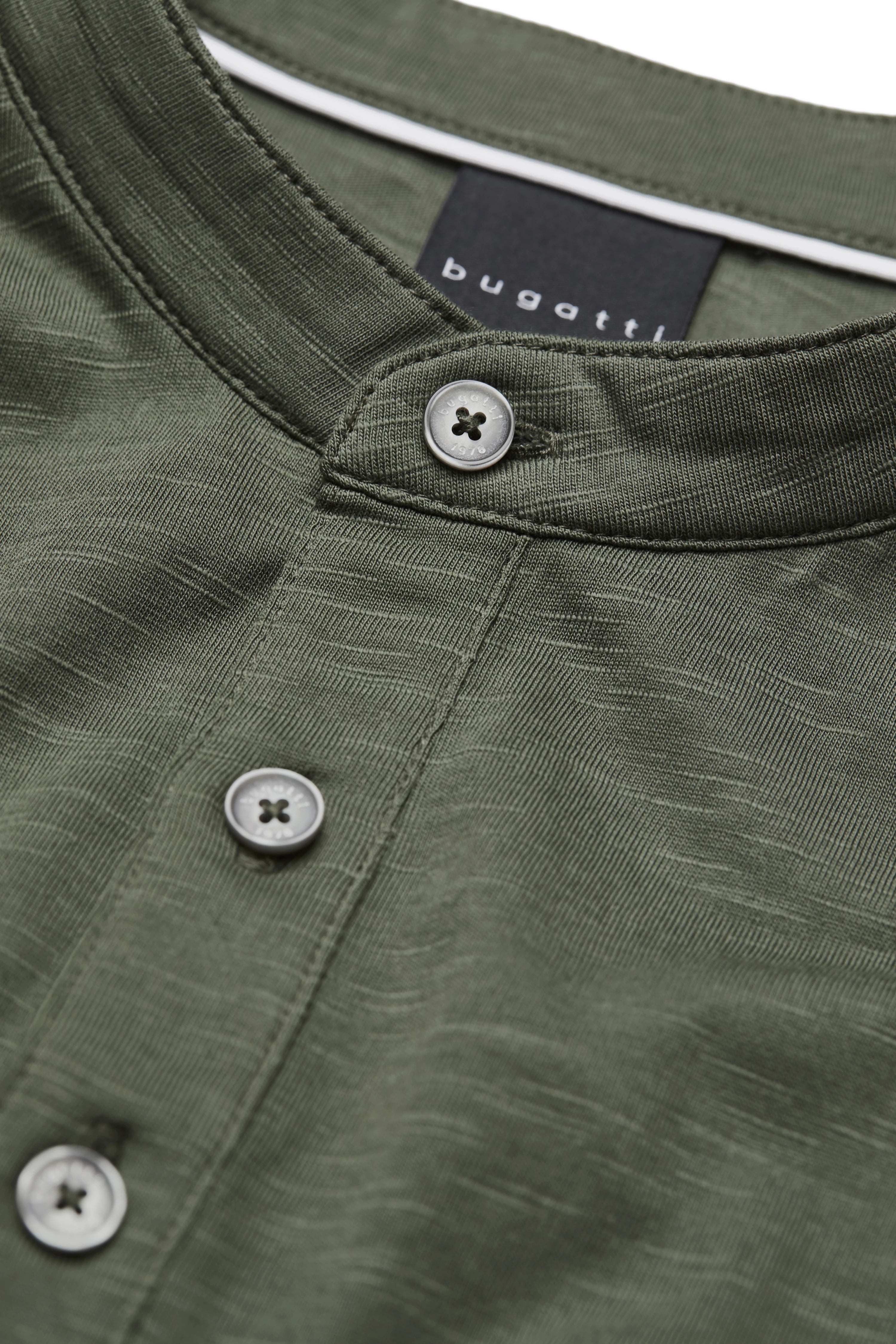 Groen bugatti overhemd met opstaande kraag, close-up van knopen, busteweergave.
