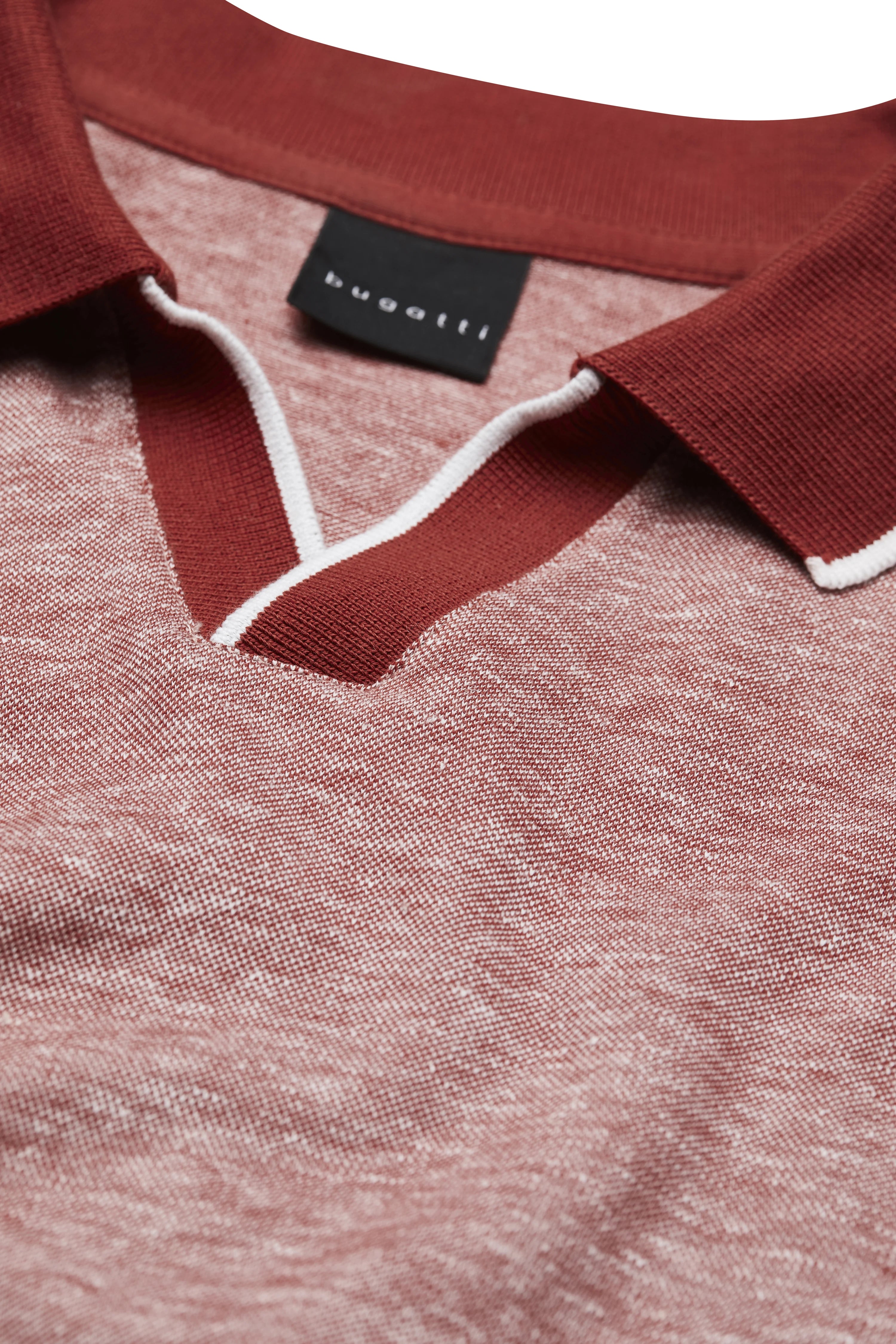 bugatti Poloshirt in Rot mit weißem Akzent, Detailaufnahme.