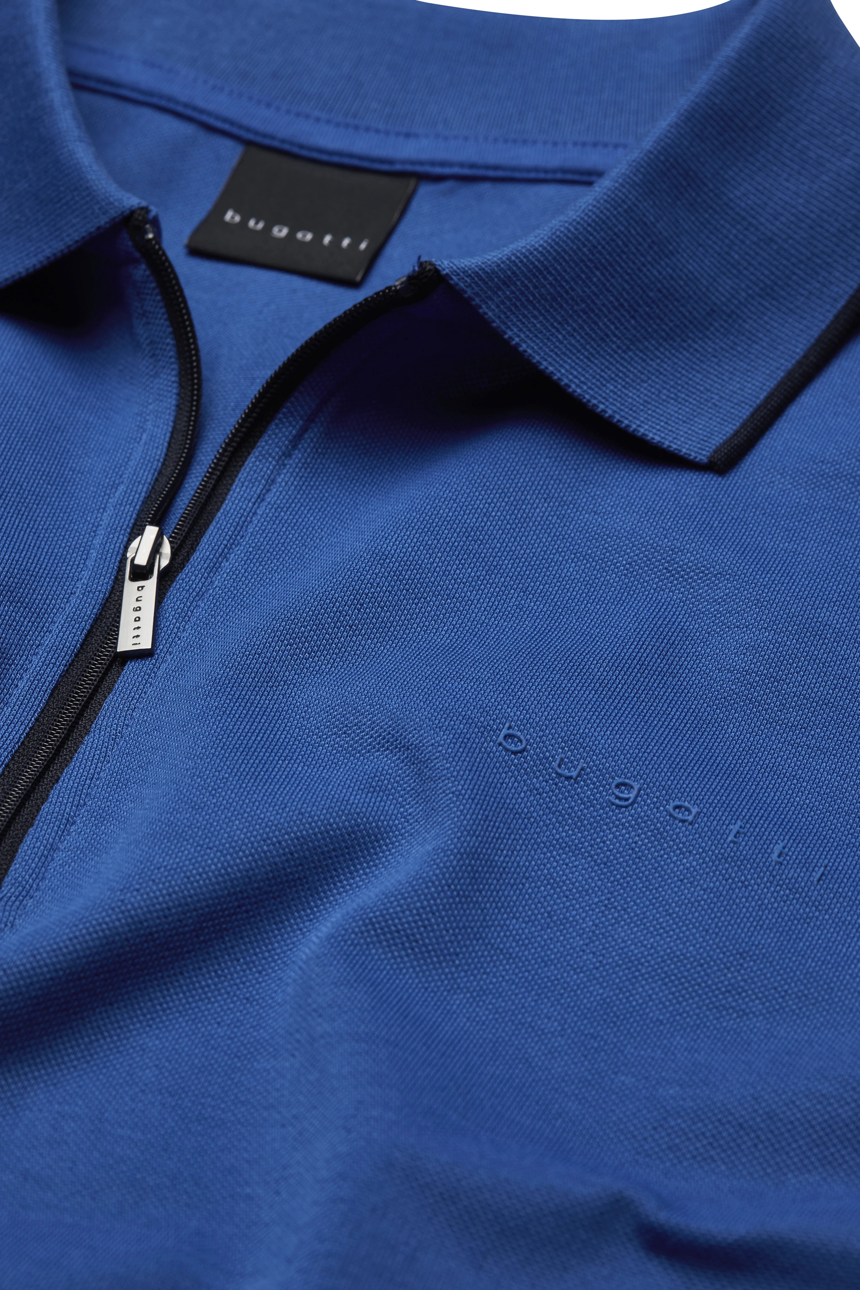 Blauw bugatti poloshirt met rits, buste, minimalistisch design.