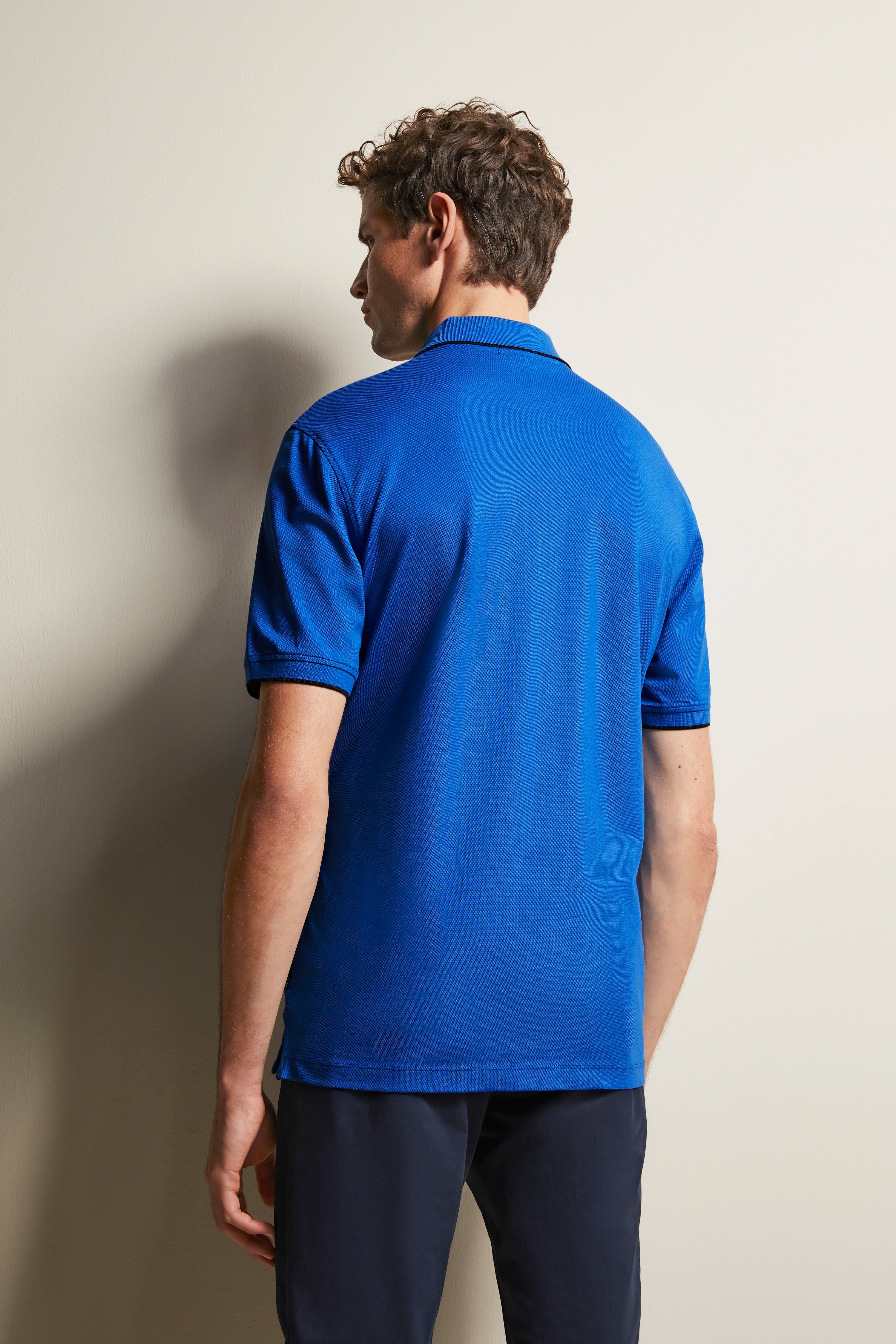 bugatti herenpolo blauw, achterkant model, casual stijl.