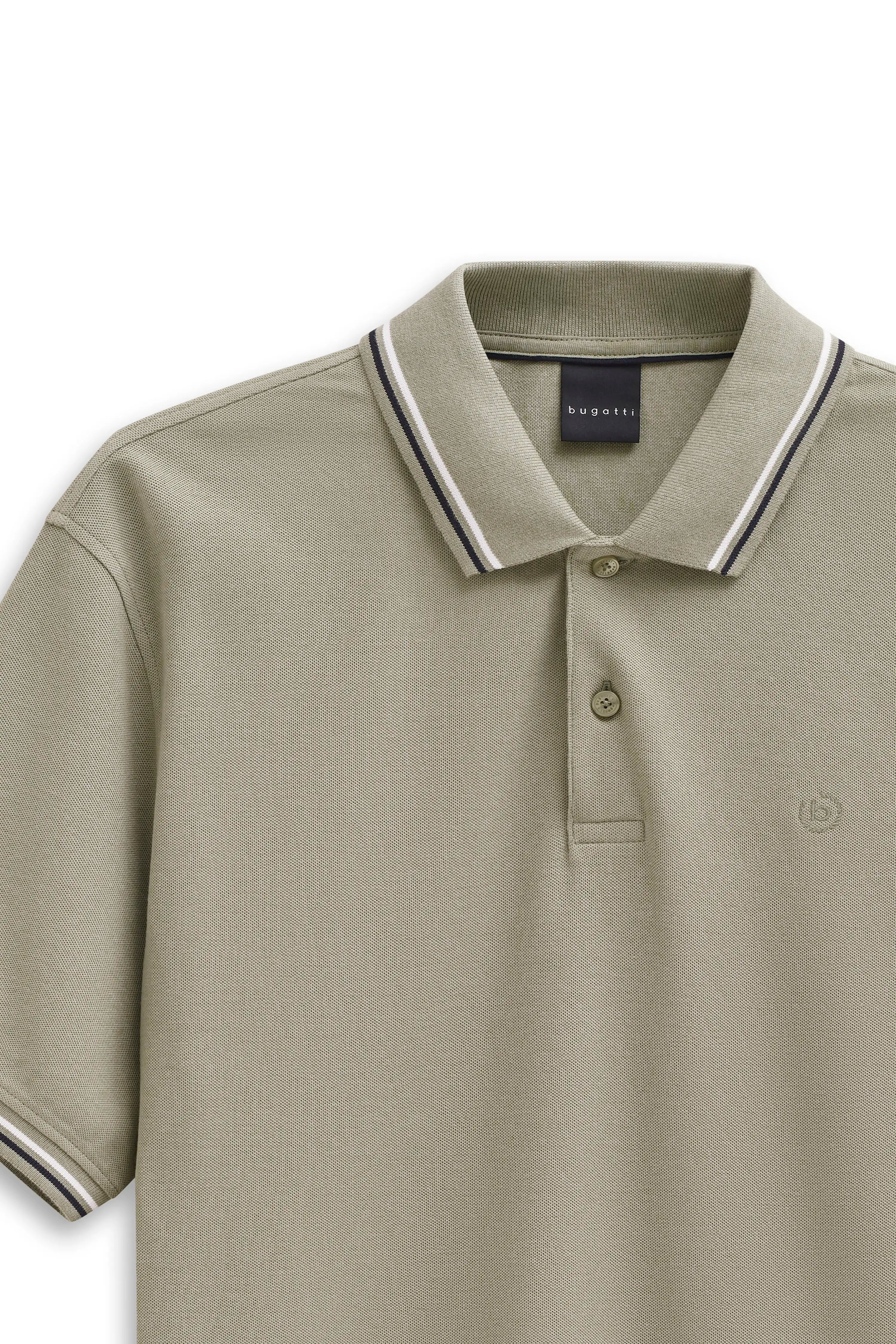 bugatti olivgrünes Polo-Shirt, Büstenbild, klassischer Kragen mit Streifen, stilvoll und zeitlos.