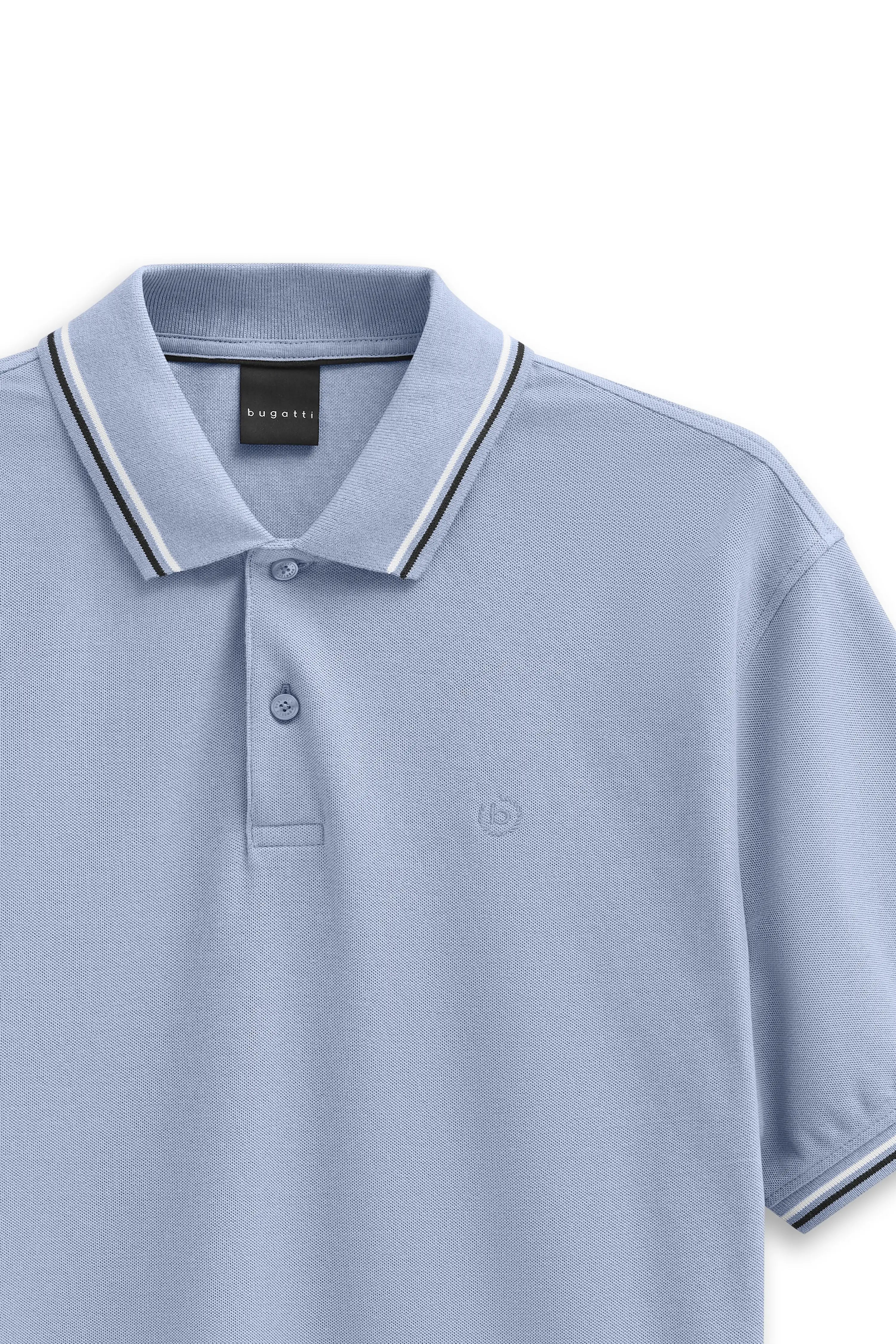 Hellblaues bugatti Poloshirt, Büstenbild, mit Streifen am Kragen für zeitlosen Stil.