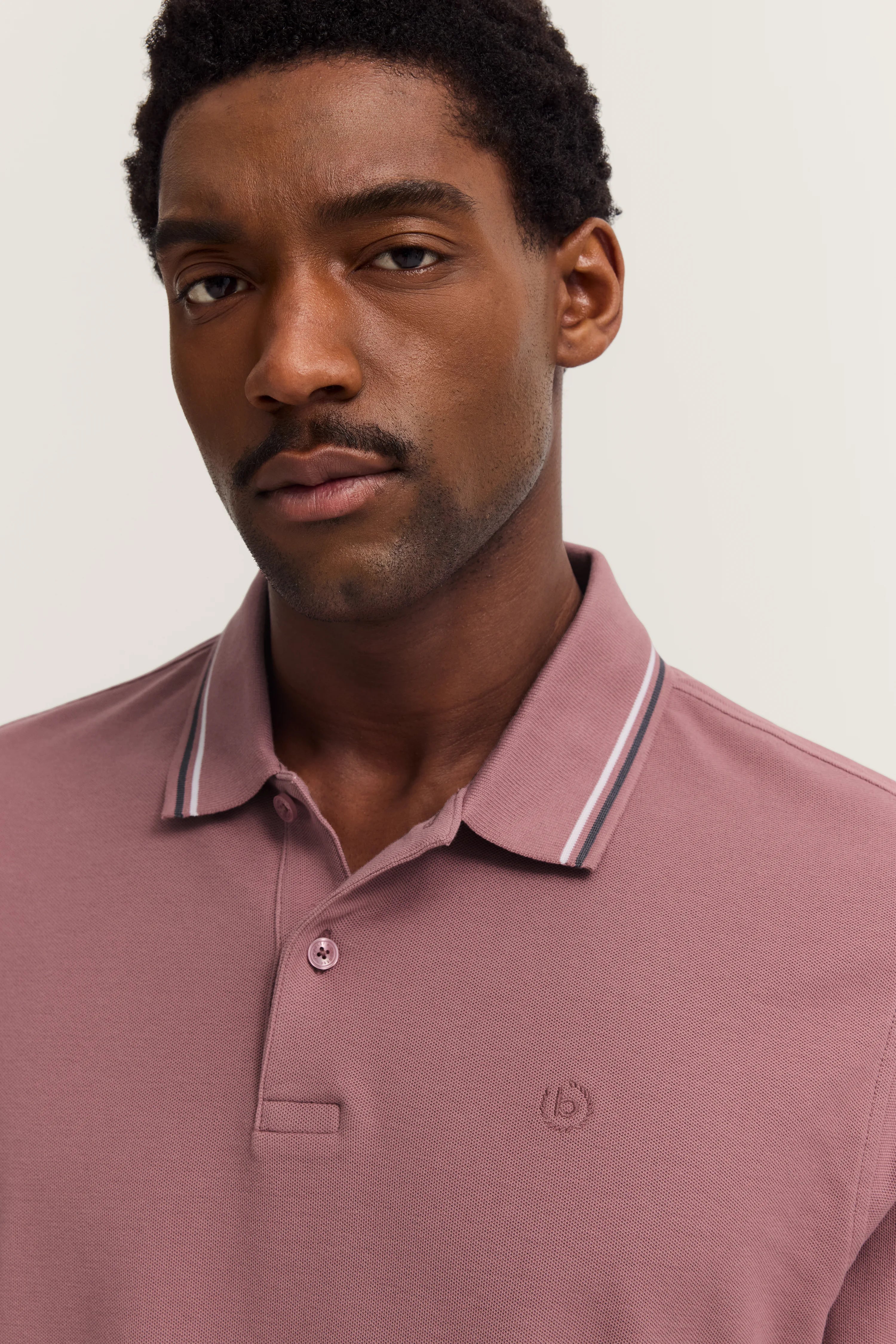 bugatti Polo in Mauve, Büstenbild, klassisch-eleganter Look mit gestreiftem Kragen, für stilbewusste Auftritte.