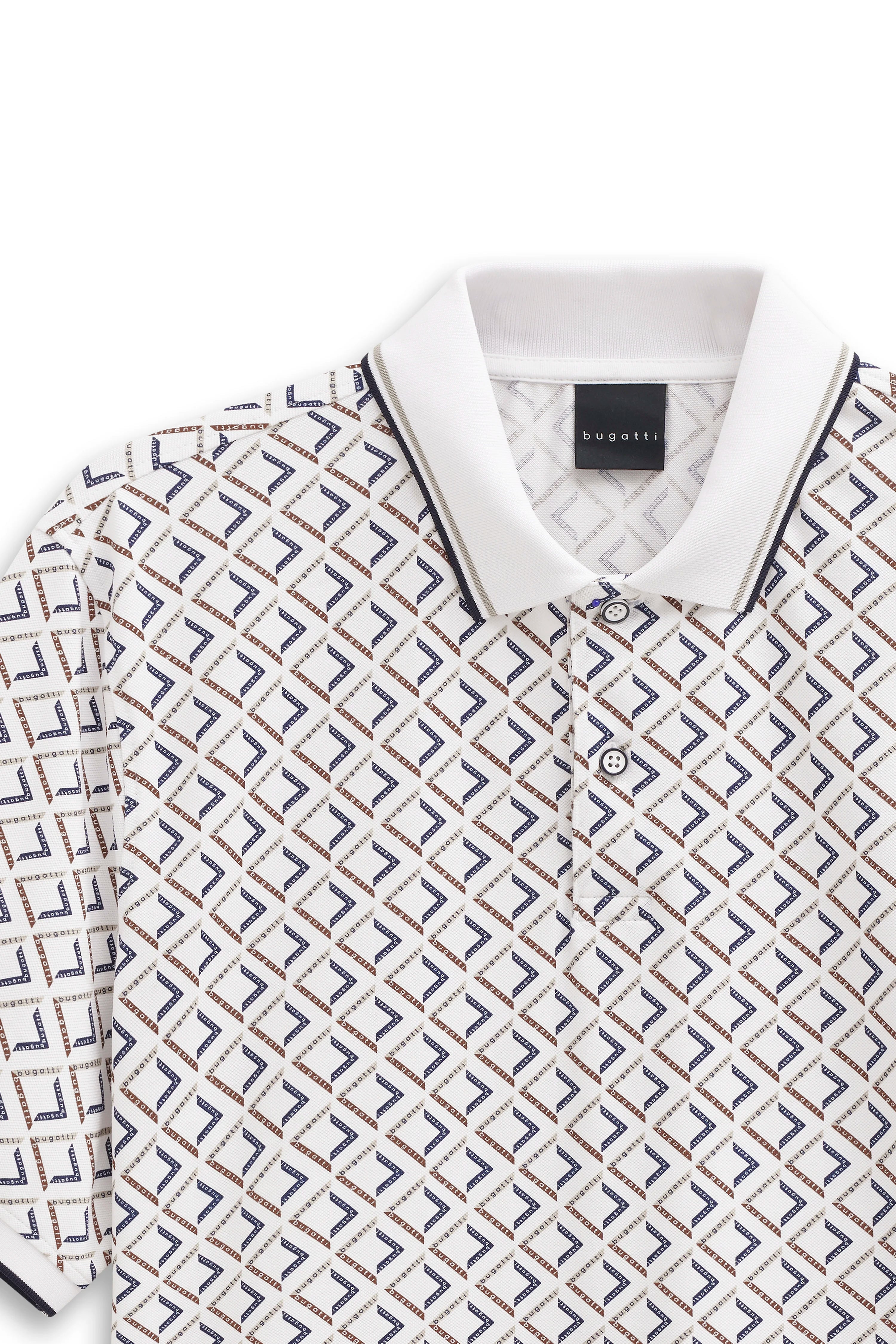 bugatti Polohemd, weiß mit blau-braunem geometrischem Muster, Büstenbild.