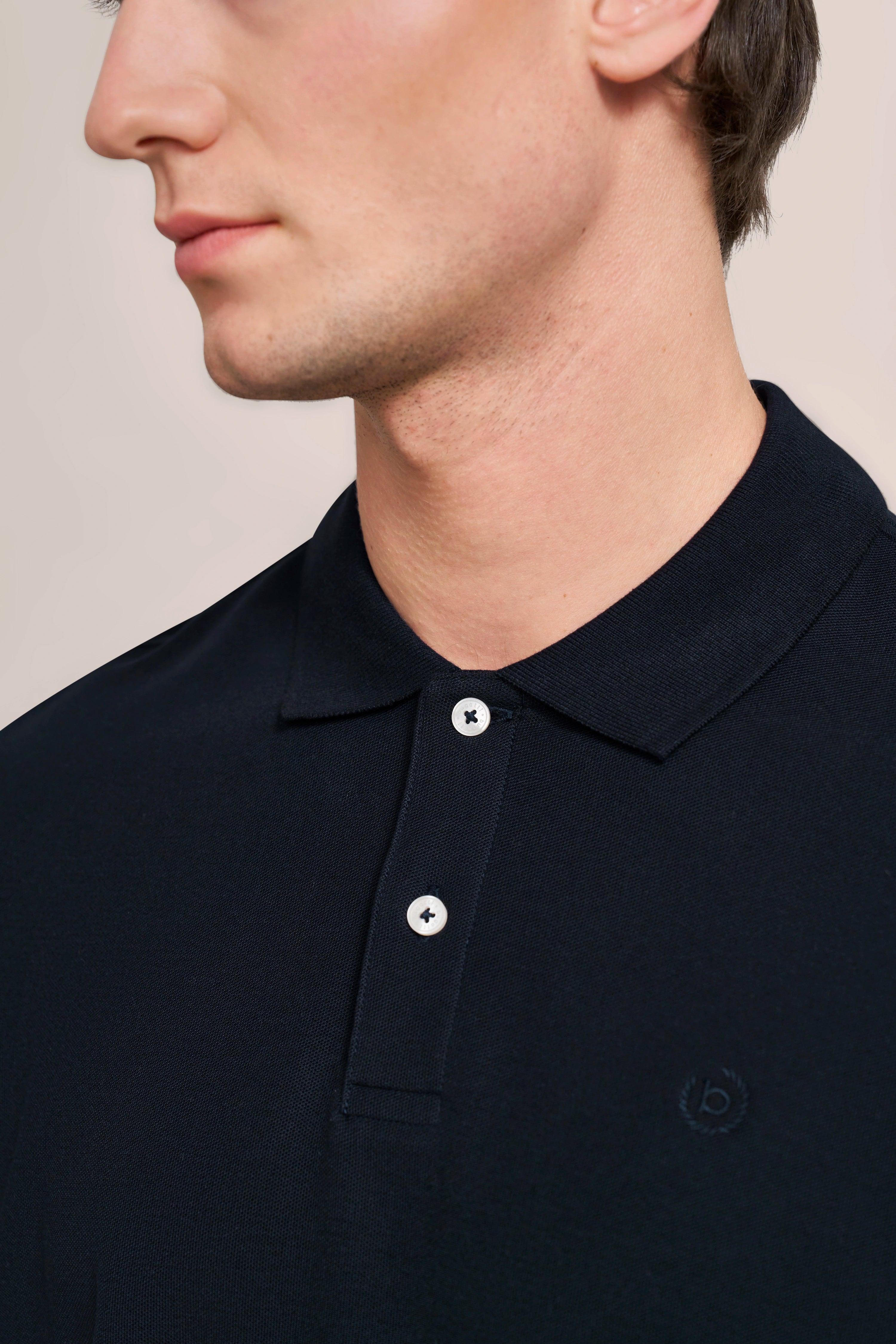 bugatti poloshirt in donkerblauw, buste, klassiek ontwerp, twee knopen.