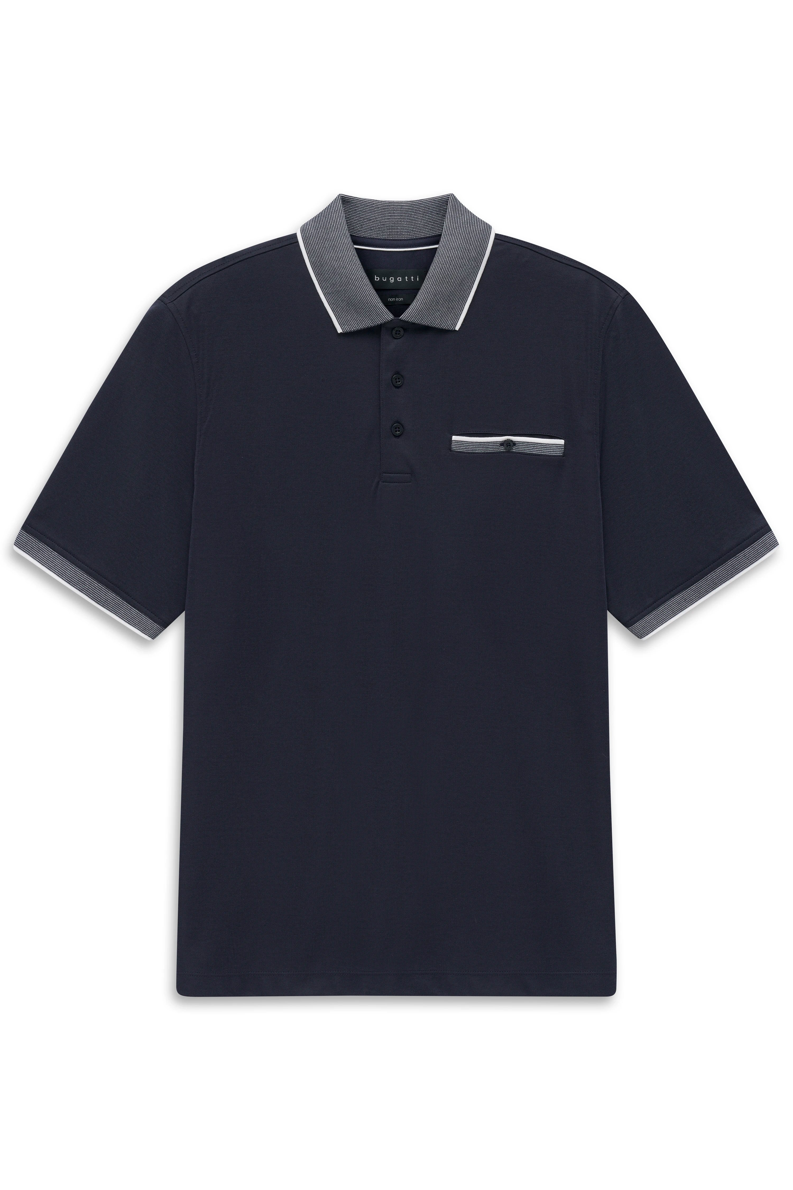 Dunkelblaues bugatti Poloshirt mit grauem Kragen und Brusttasche, legeres Büstenbild.