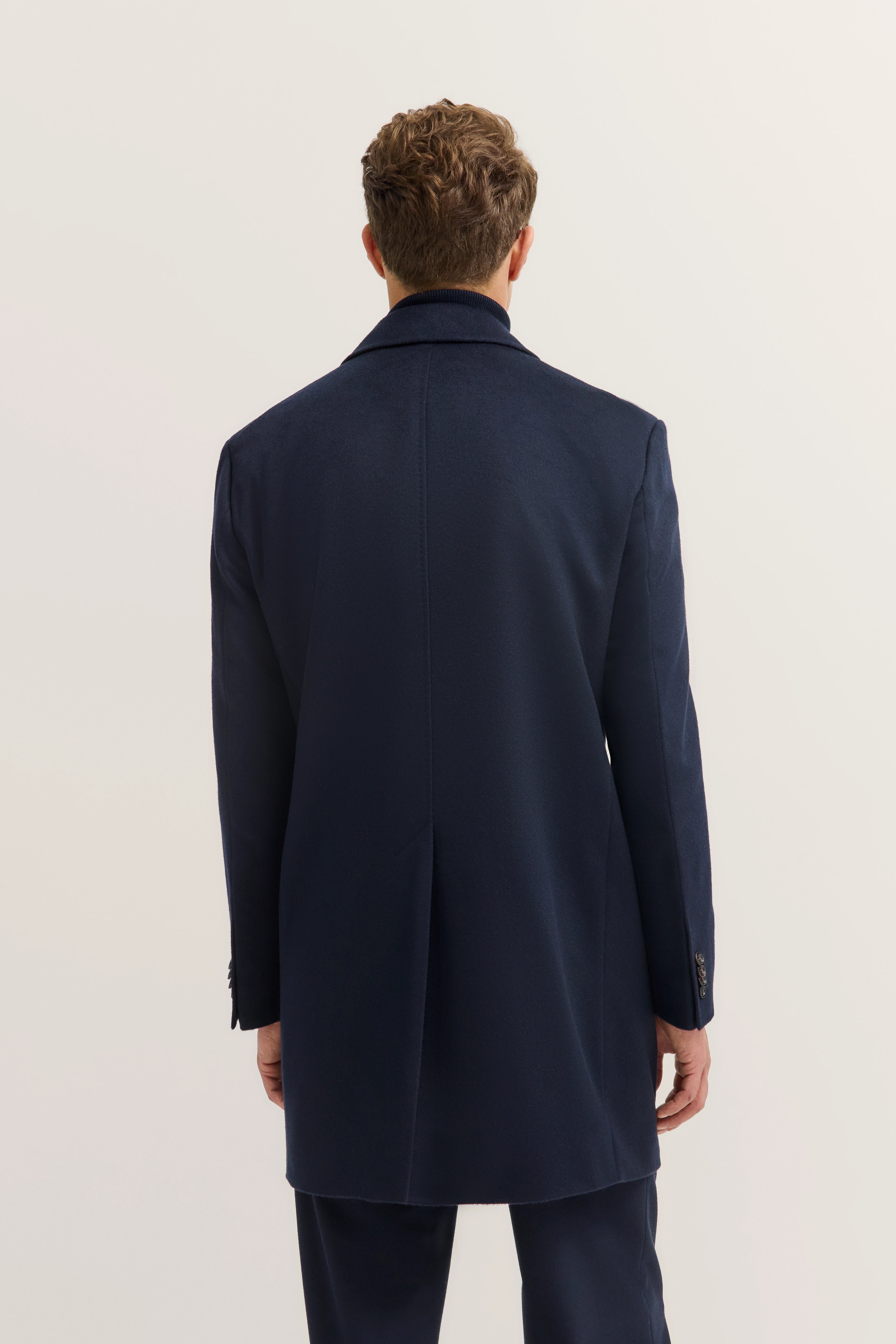 Navy blauer bugatti Mantel, Rückansicht, Modellbild, klassisch und zeitlos elegant.
