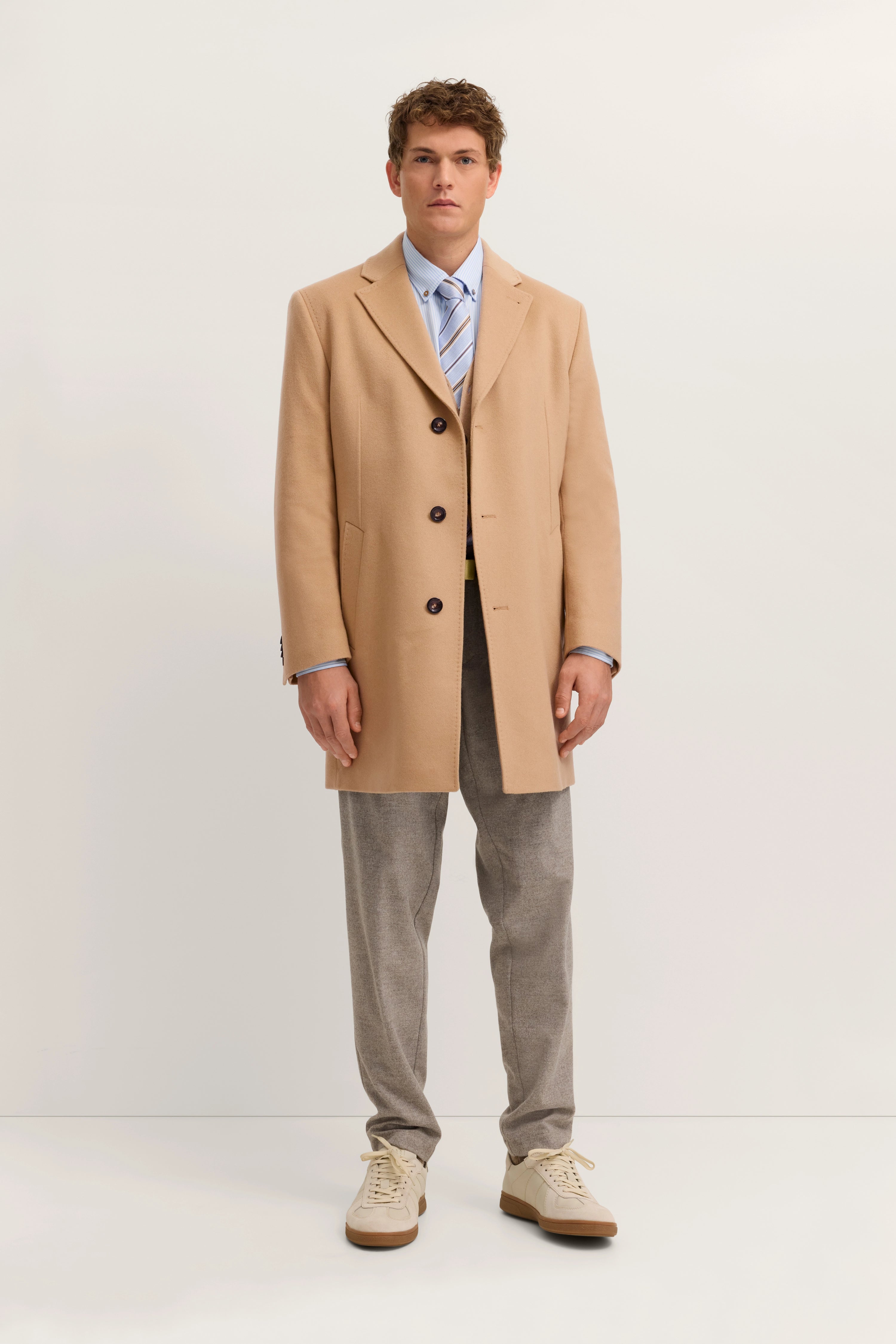 Beiger bugatti-Mantel, Rückansicht, Modellbild, entspanntes Posing, graue Hose.