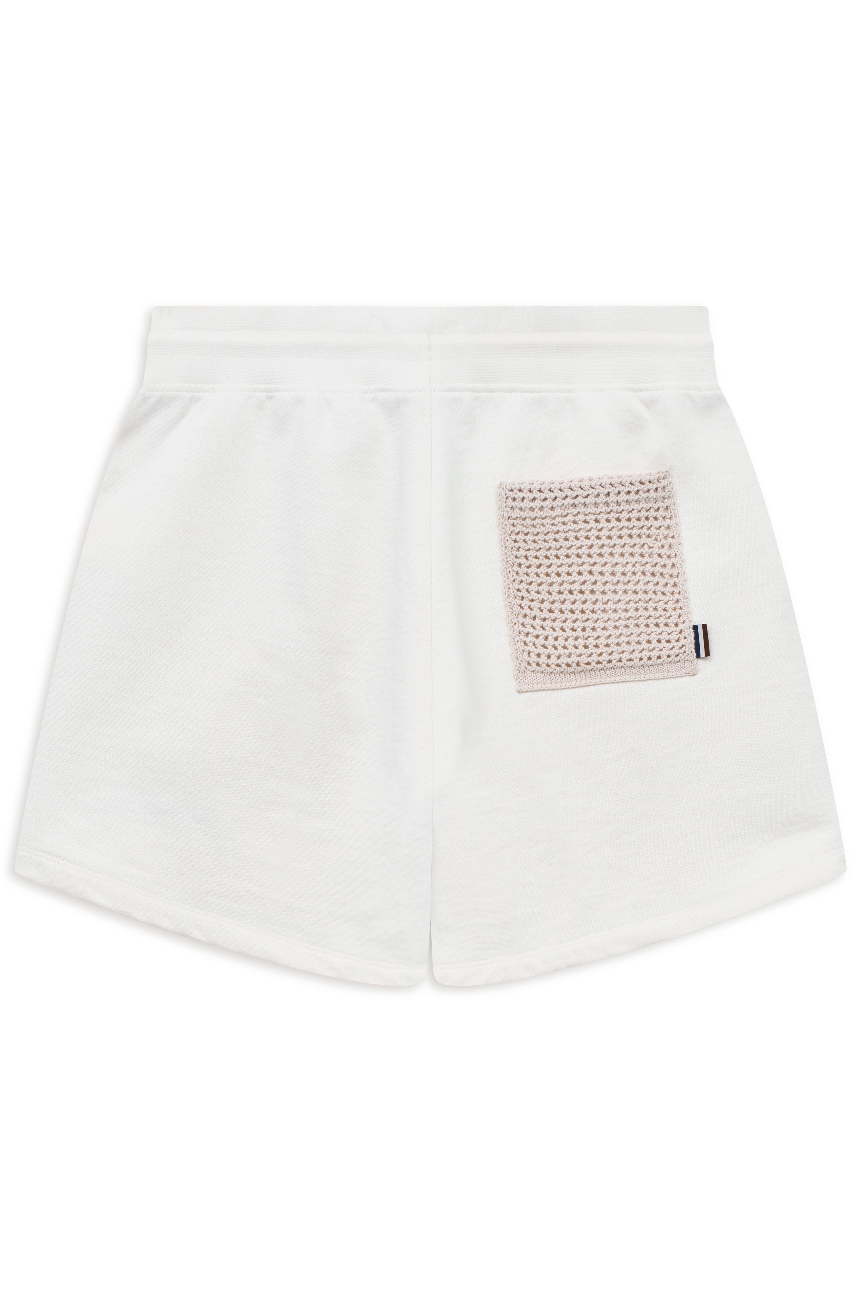 Weiße Shorts von bugatti mit gehäkelter Tasche, legeres Büstenbild.